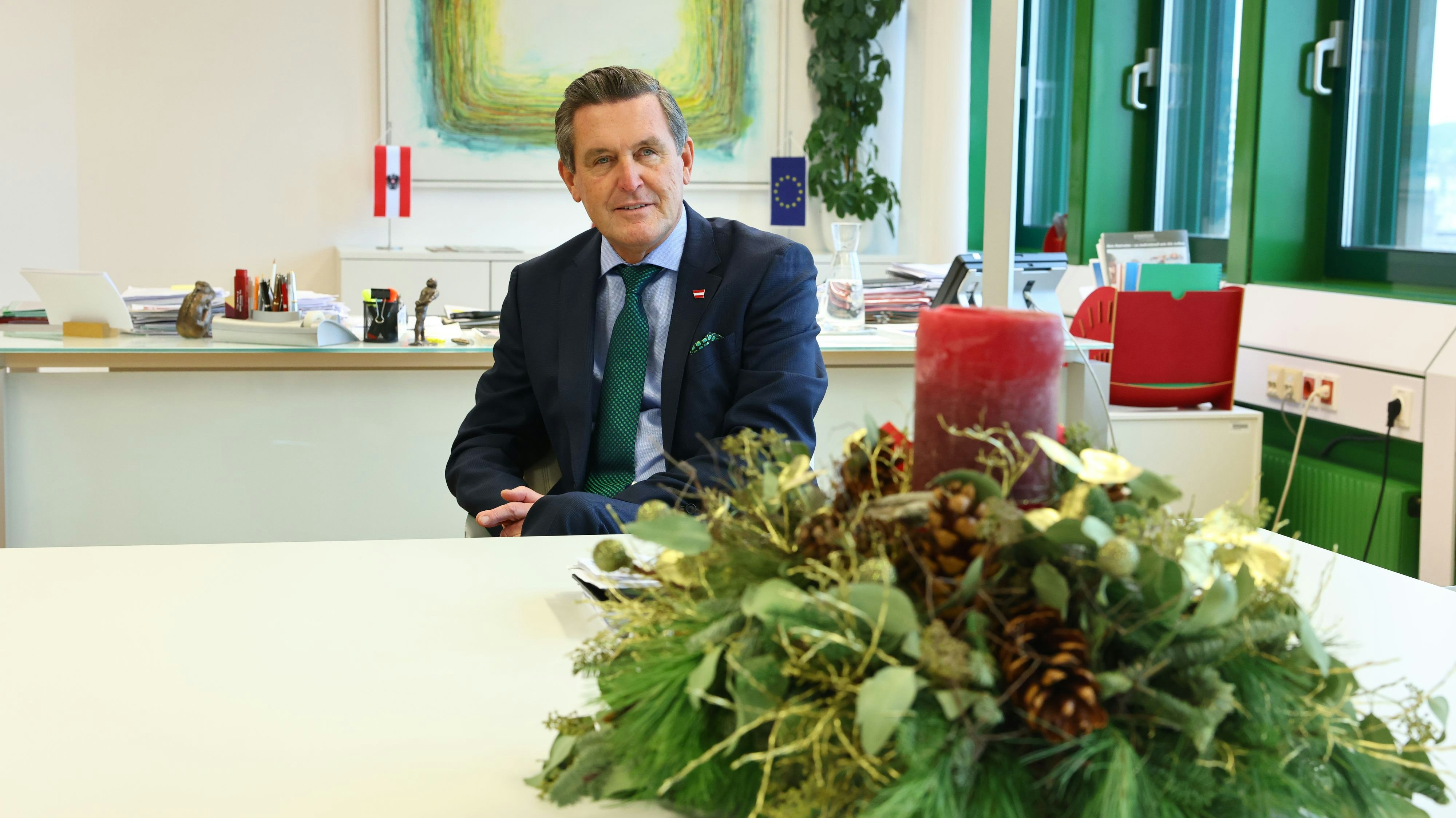 Peter Hanke (SPÖ) in seinem Ministerbüro – der Jahreszeit gemäß mit Adventkerze am Besprechungstisch.