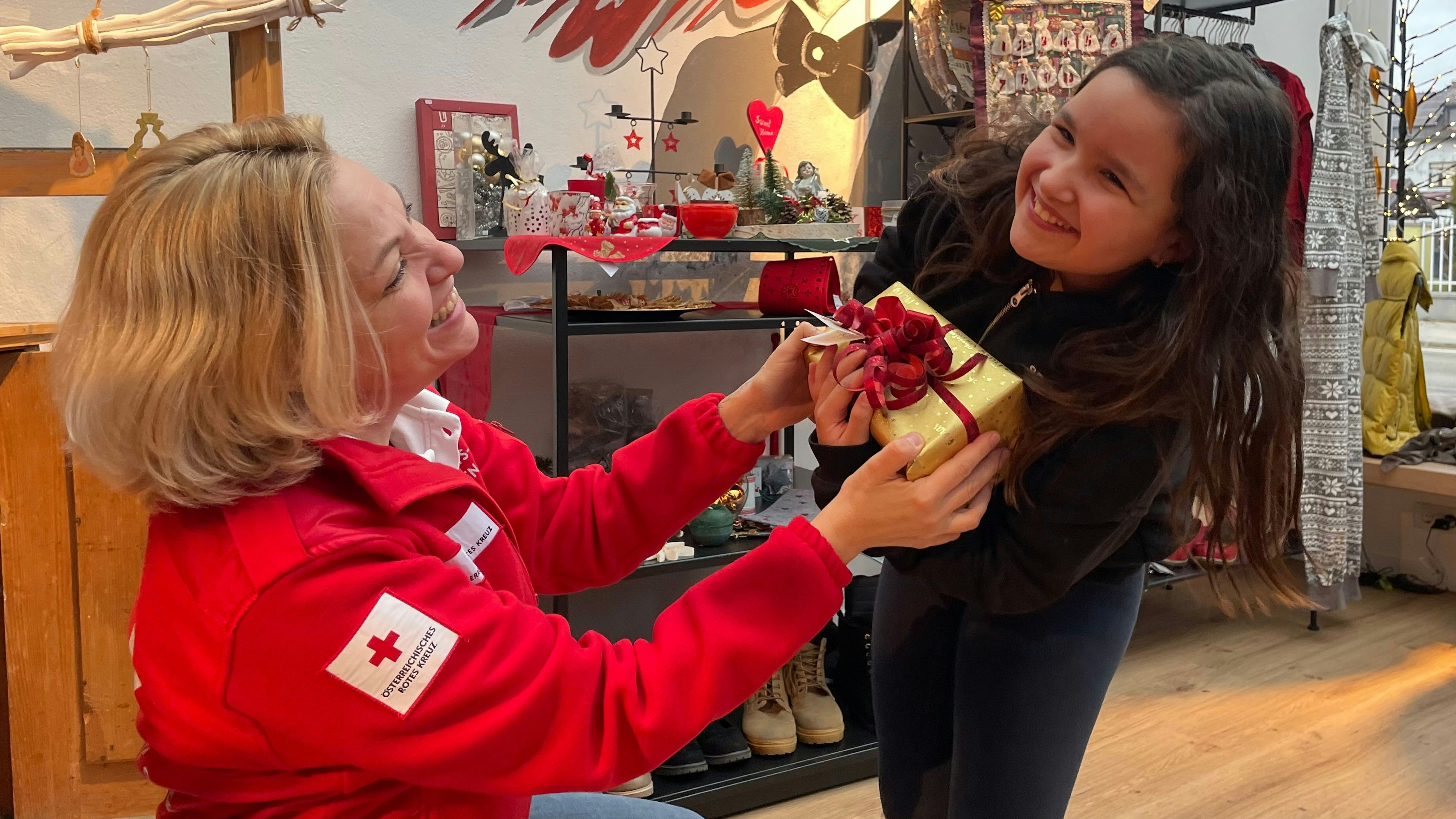Heute.at - Rotes Kreuz beschenkt 221 Kinder im Sozialladen