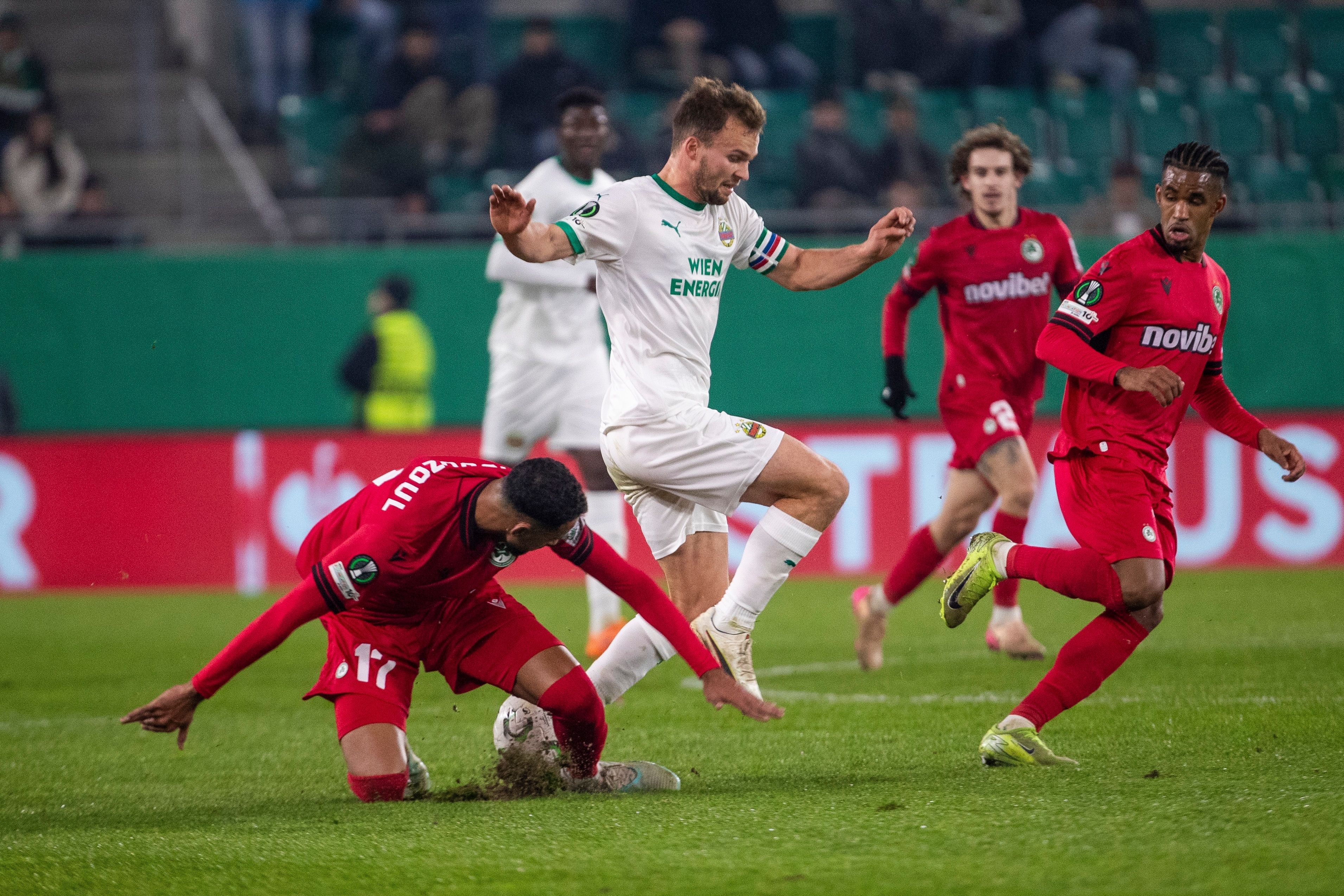 Rapid im Duell mit Omonia Nikosia. 