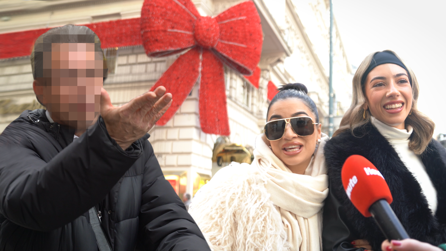 Vor der beliebten roten Masche in der Wiener City knipsen Giorgia und Andrea ihr perfektes Foto.