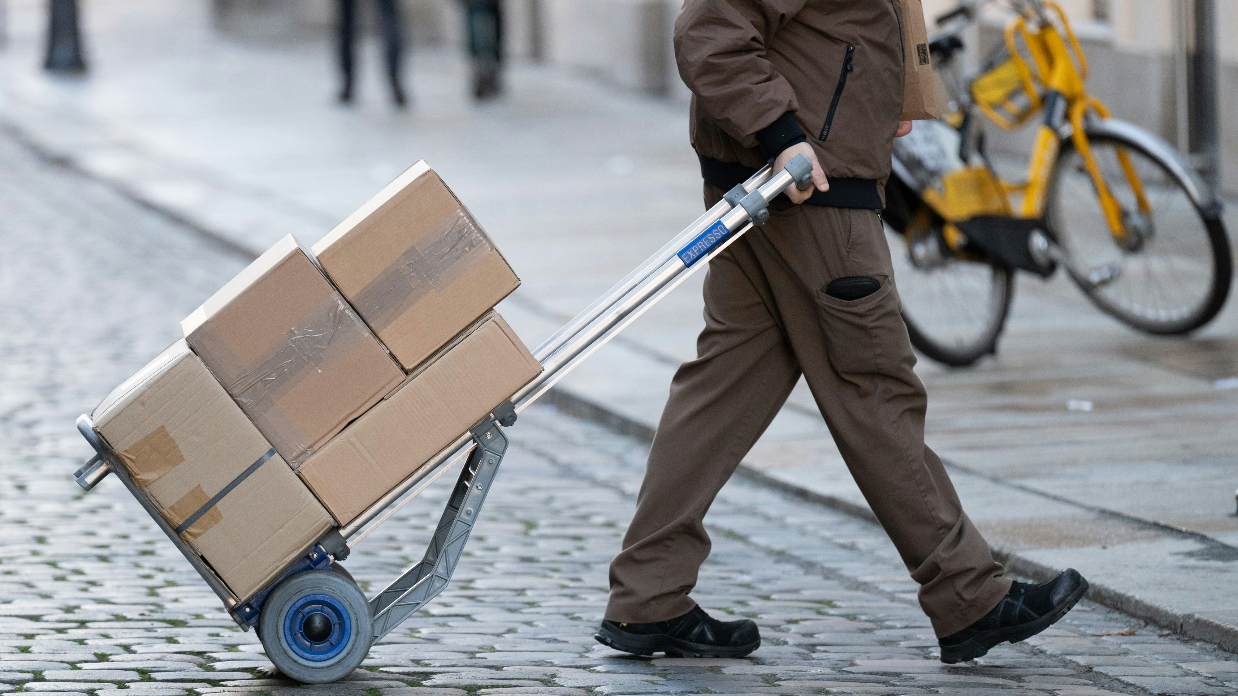 Heute.at - Kupplung und Handbremse hin, aber Zusteller soll fahren