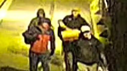 Kameras filmten vier Männer mit Taschen, Kapuzen oder Kappen.