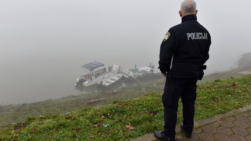 Im kroatischen Slavonski Brod hat sich Donnerstagfrüh ein tödliches Bootsunglück auf dem Fluss Save ereignet. Ein Boot mit mehreren Menschen an Bord kenterte, mindestens drei Personen starben, zahlreiche weitere wurden verletzt.