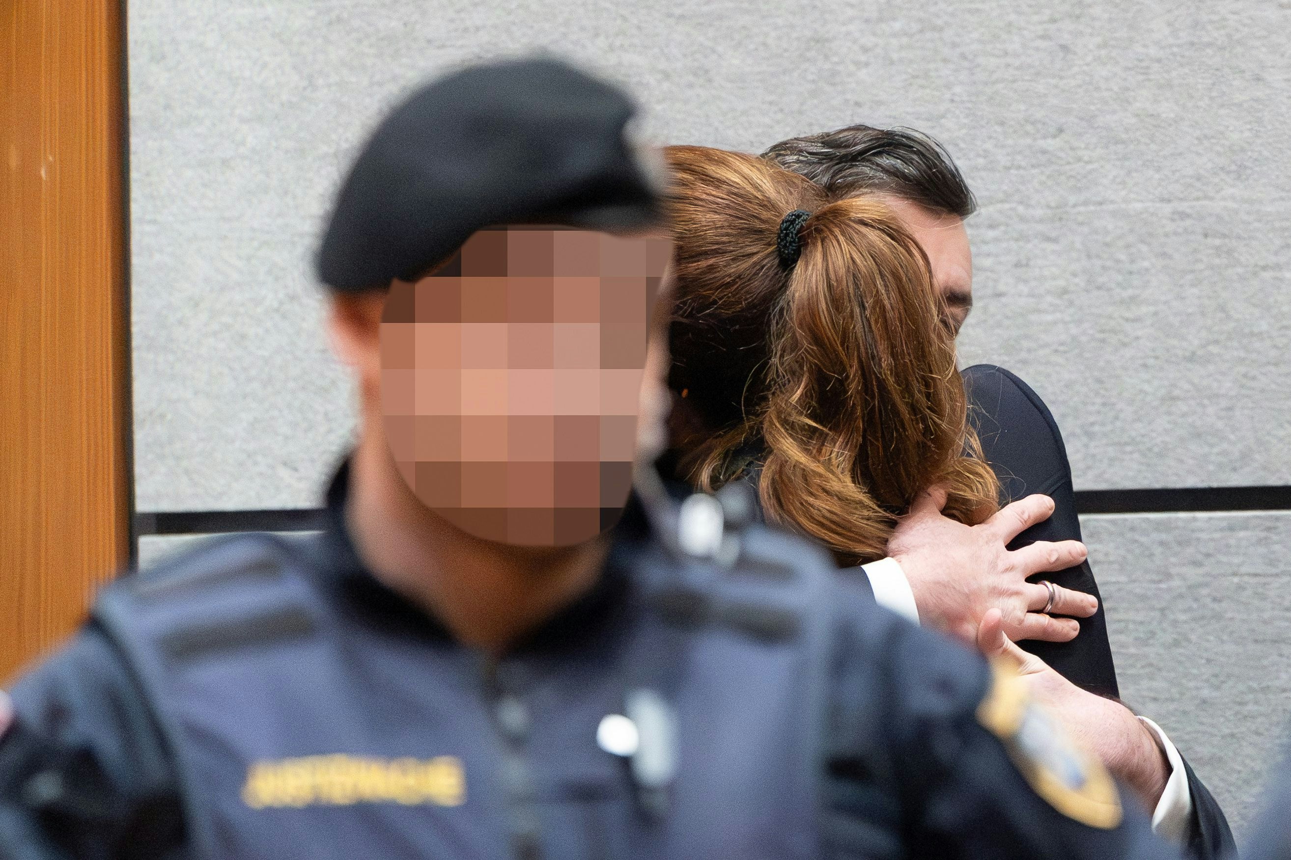 Am Ende des Prozesses kam es zur ersten Umarmung seit 11 Monaten