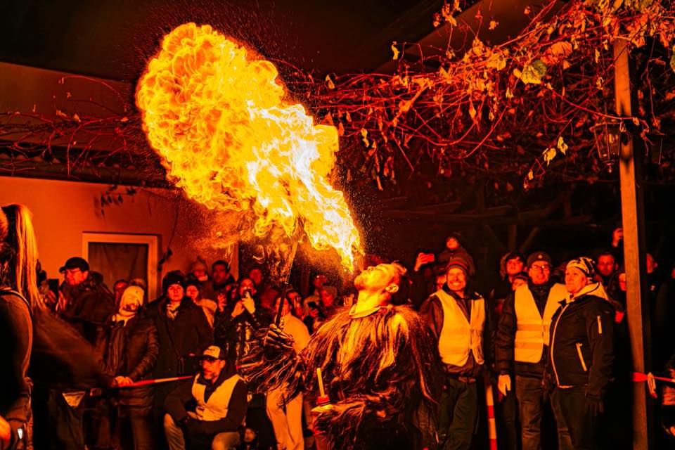 Heute.at - Heiß! Krampusse tanzen am Karmelitermarkt mit dem Feuer