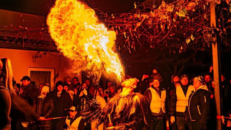 Heute.at - Heiß! Krampusse tanzen am Karmelitermarkt mit dem Feuer