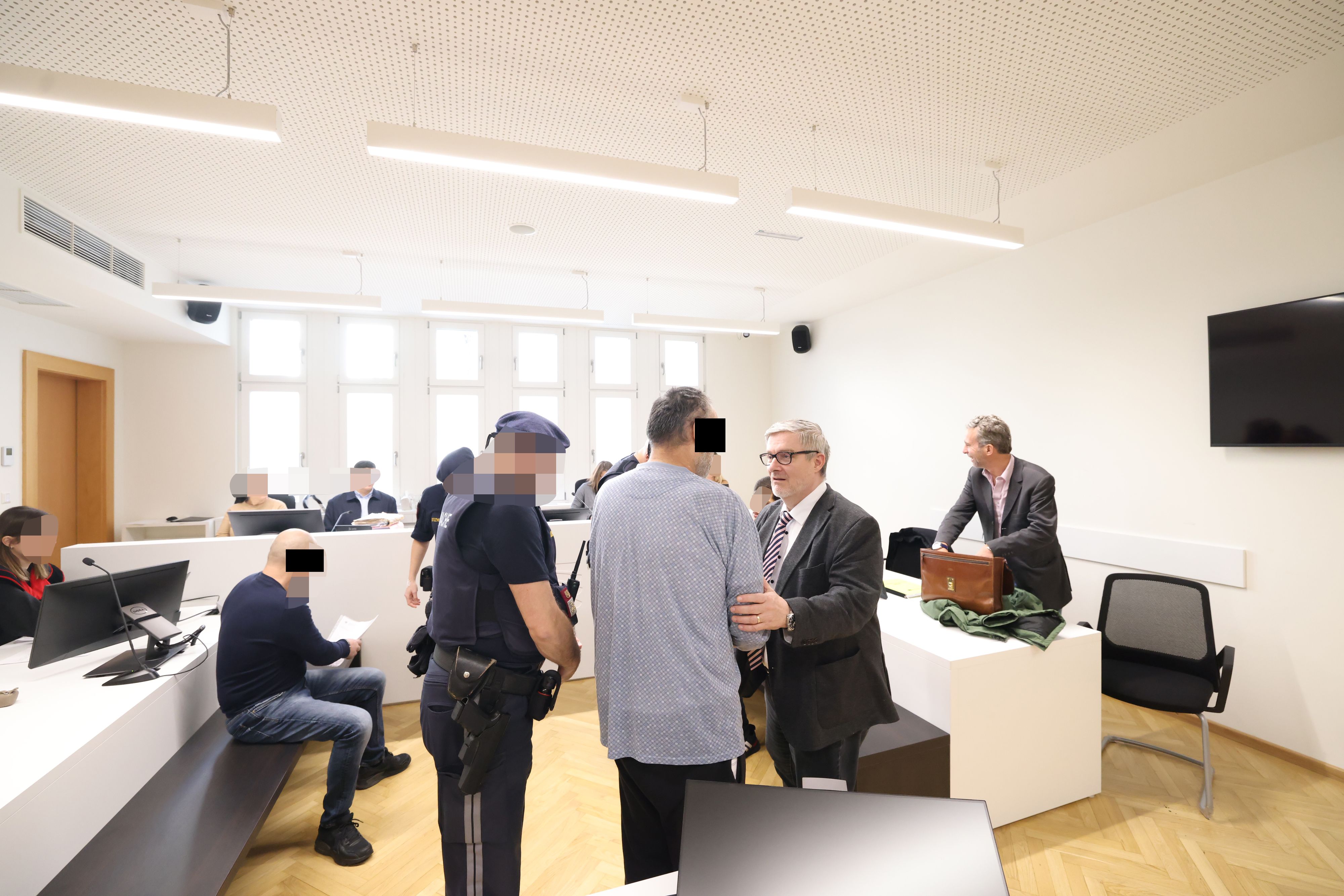 Profi-Verteidiger Roland Friis mit seinem Mandanten am Wiener Landl.