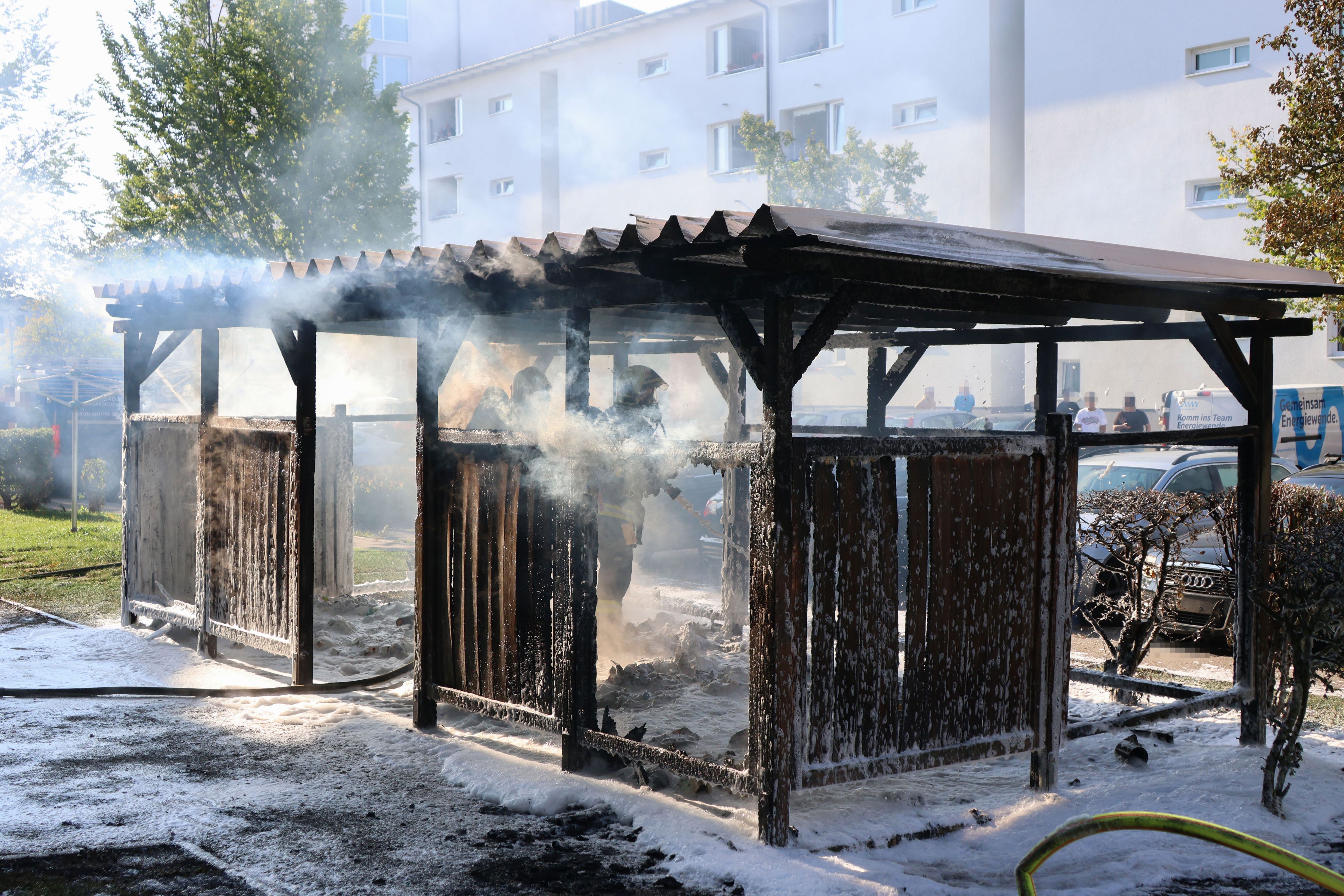 Die Müllinsel wurde durch den Brand heftig beschädigt.