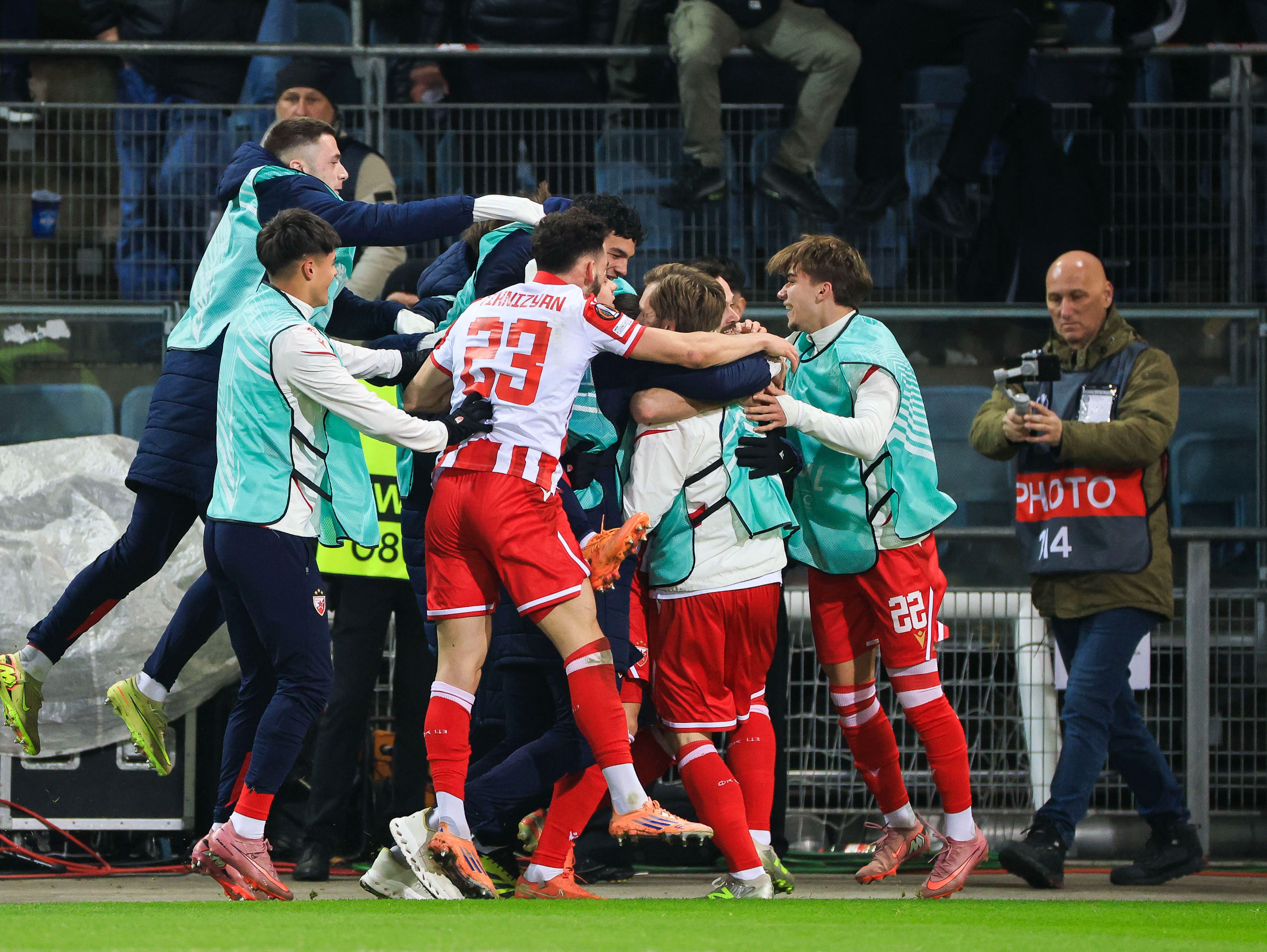 Roter Stern Belgrad jubelt gegen Sturm Graz. 