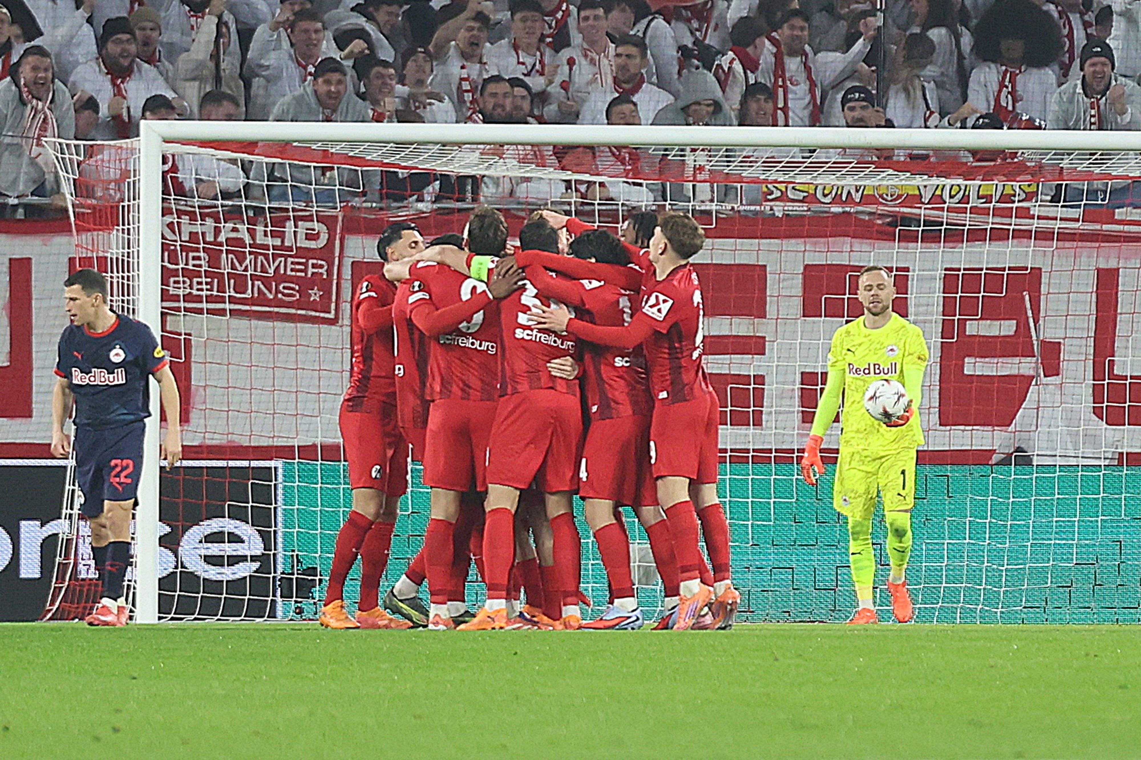 Freiburg bejubelt den Heimerfolg gegen Red Bull Salzburg. 