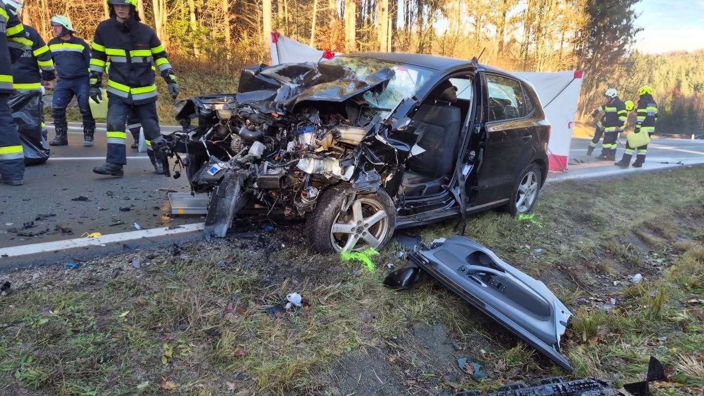 Heute.at - Mit Sommerreifen überholt – 18-Jährige stirbt bei Crash