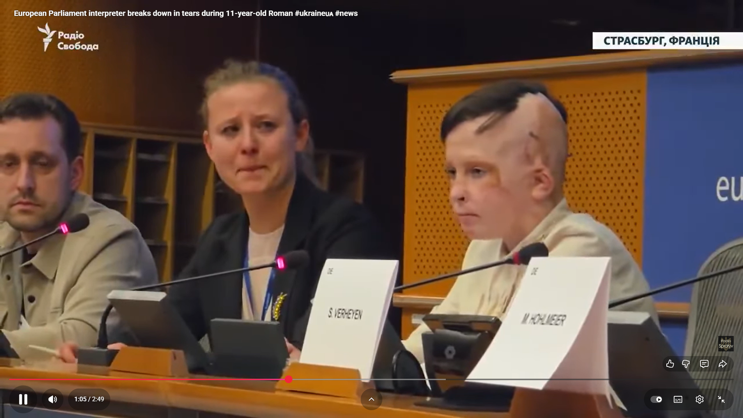 Heute.at - Bub (11) spricht – Dolmetscherin bricht in Tränen aus