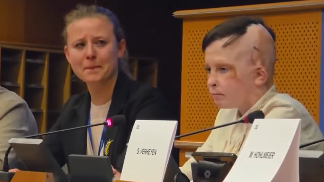 Heute.at - Bub (11) spricht – Dolmetscherin bricht in Tränen aus