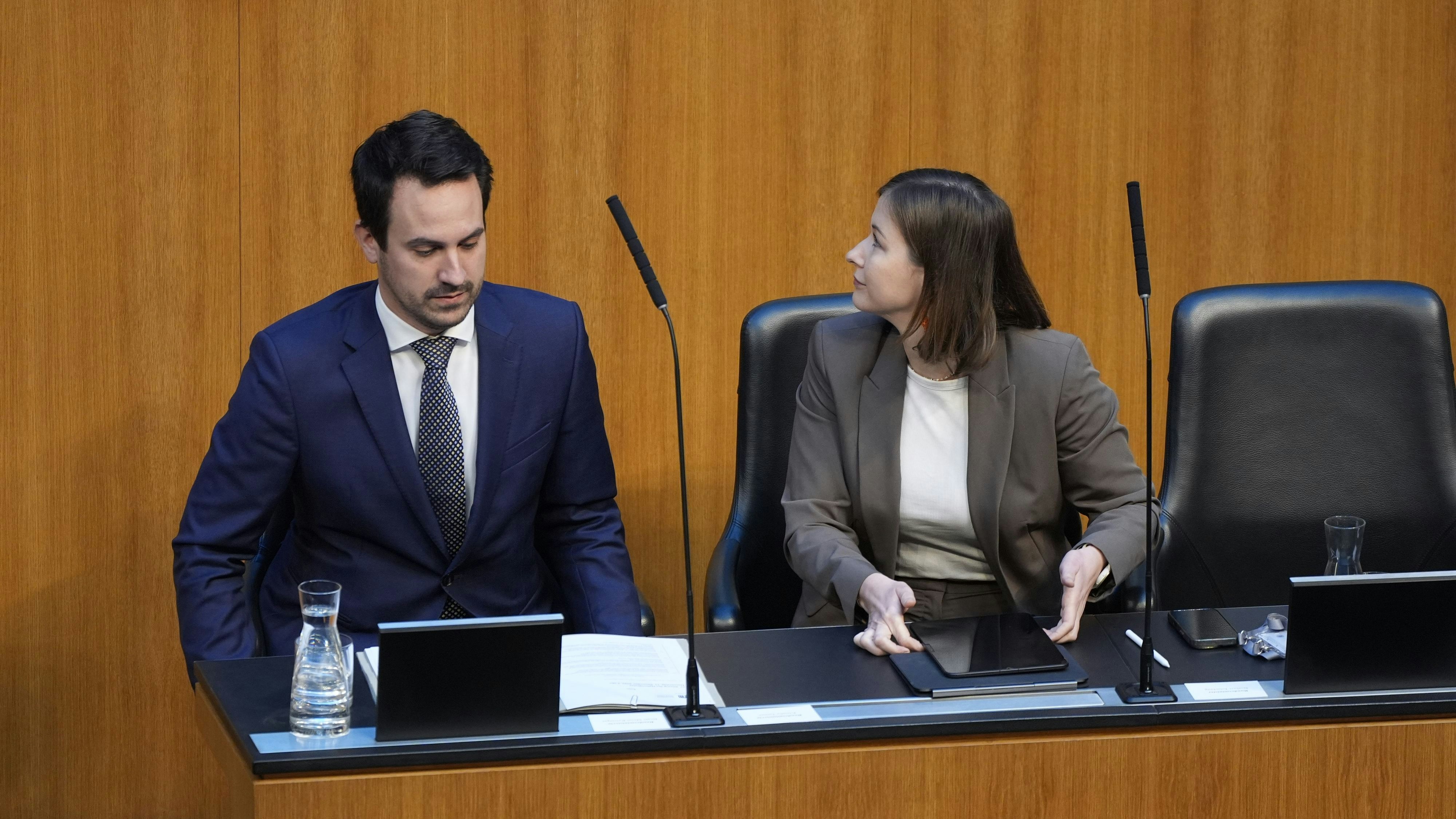 Bildungsminster Wiederkehr und Familienministerin Plakolm betonten die Wichtigkeit und Richtigkeit des Kopftuchverbots.