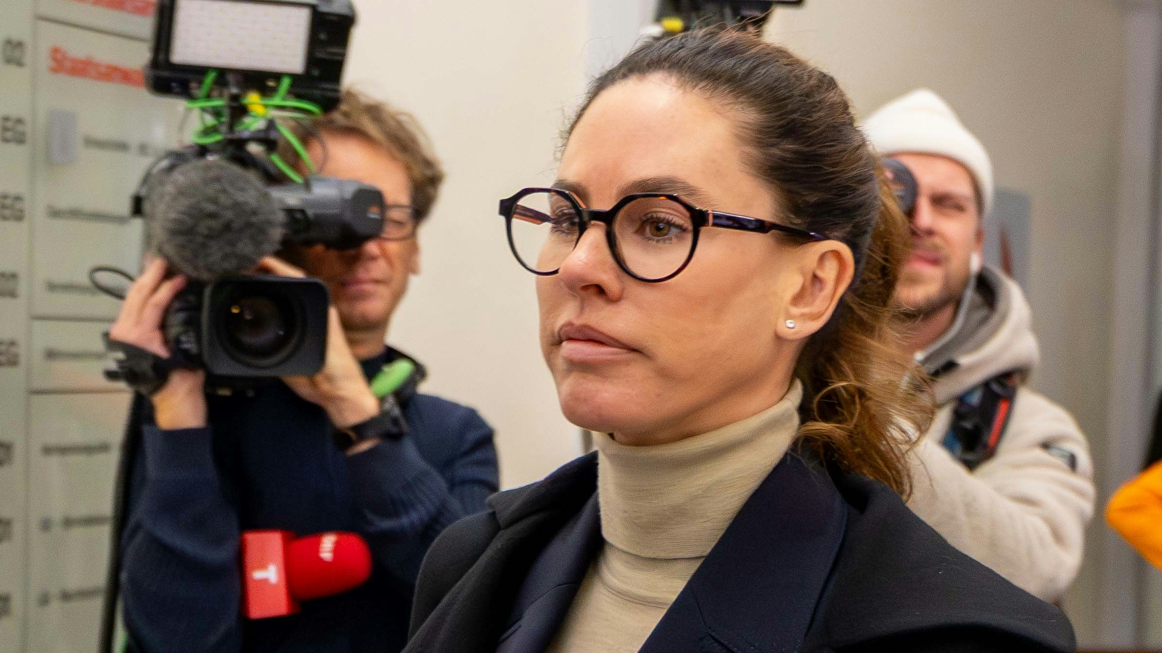 Bei ihrem Auftritt vor Gericht war René Benkos Frau kaum wieder zu erkennen