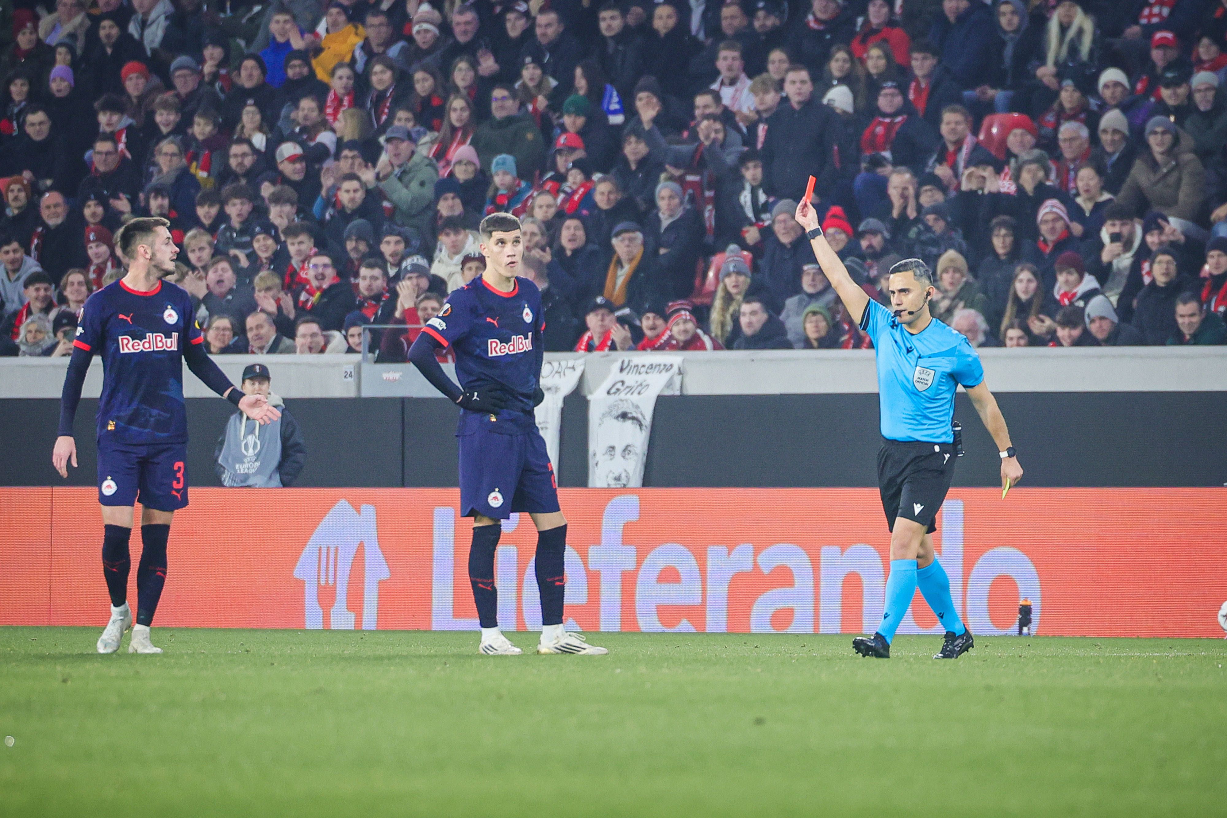 Salzburg-Stürmer Petar Ratkov fliegt mit Rot vom Platz. 