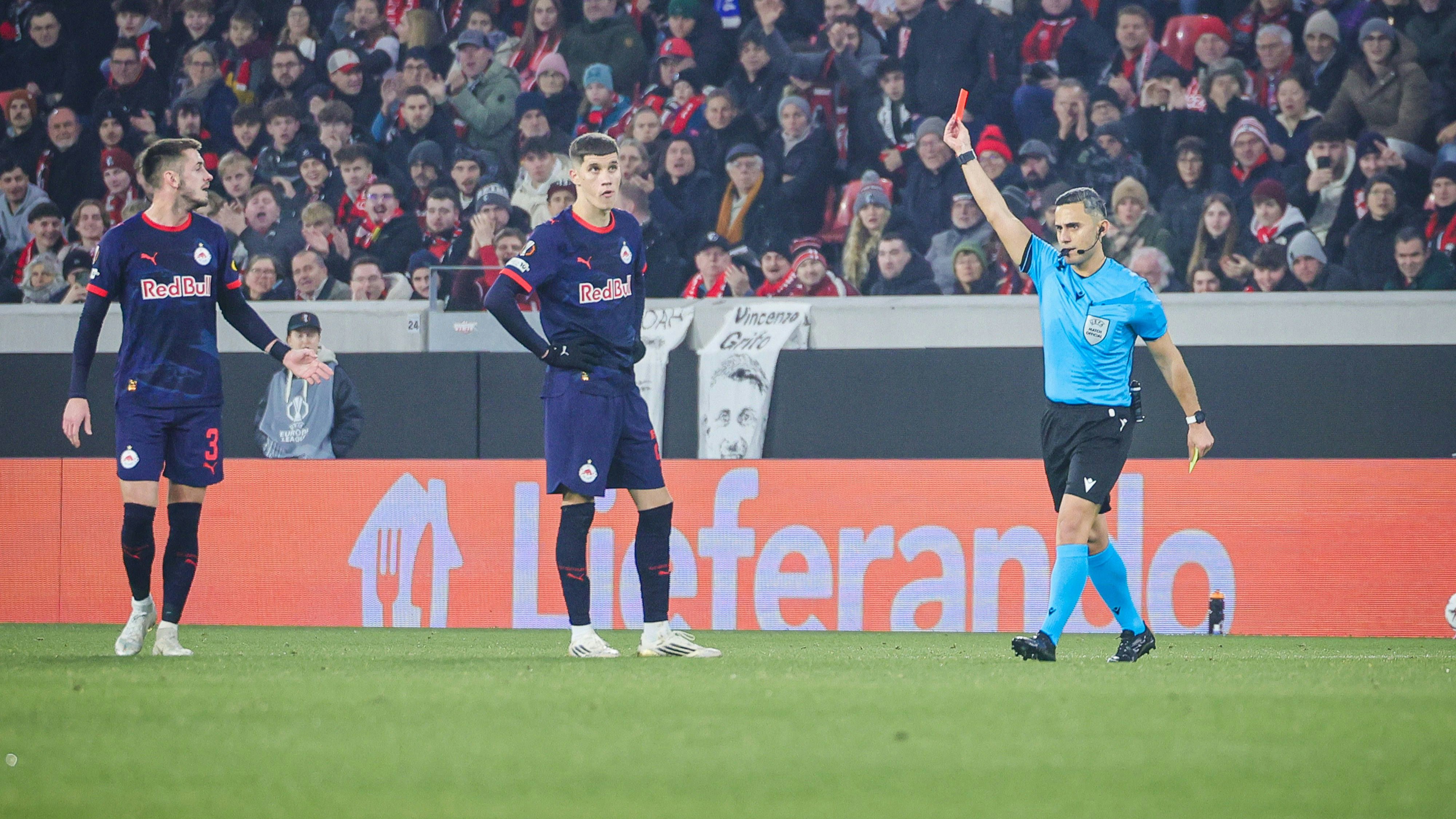 Salzburg-Stürmer Petar Ratkov fliegt mit Rot vom Platz. 