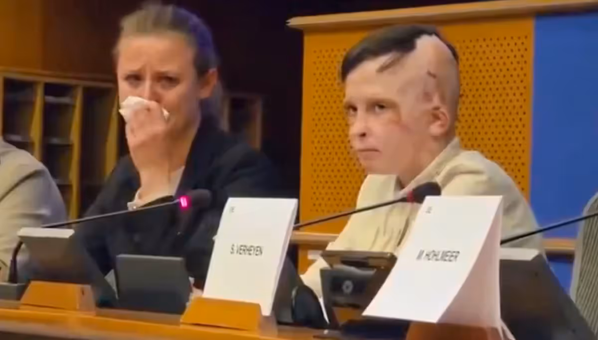 Tränen im Europa-Parlament in Strassburg, als der elfjährige Roman spricht.