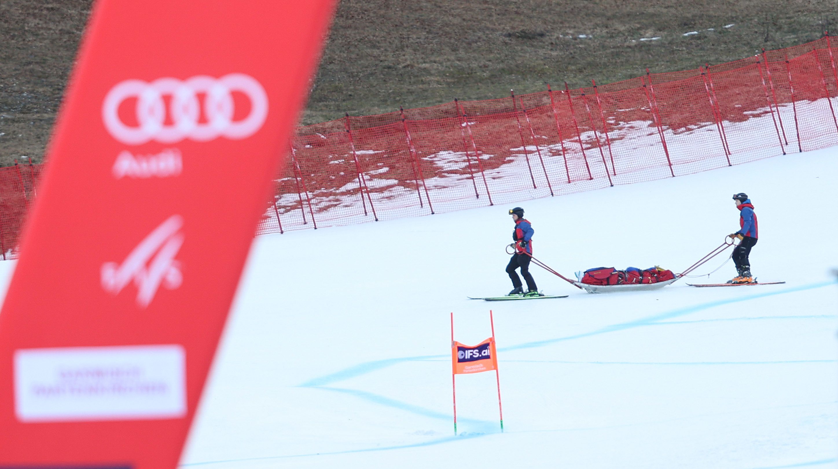 Ski-Star Nina Ortlieb wurde nach dem schweren Sturz im Jänner 2025 in Garmisch abtransportiert.