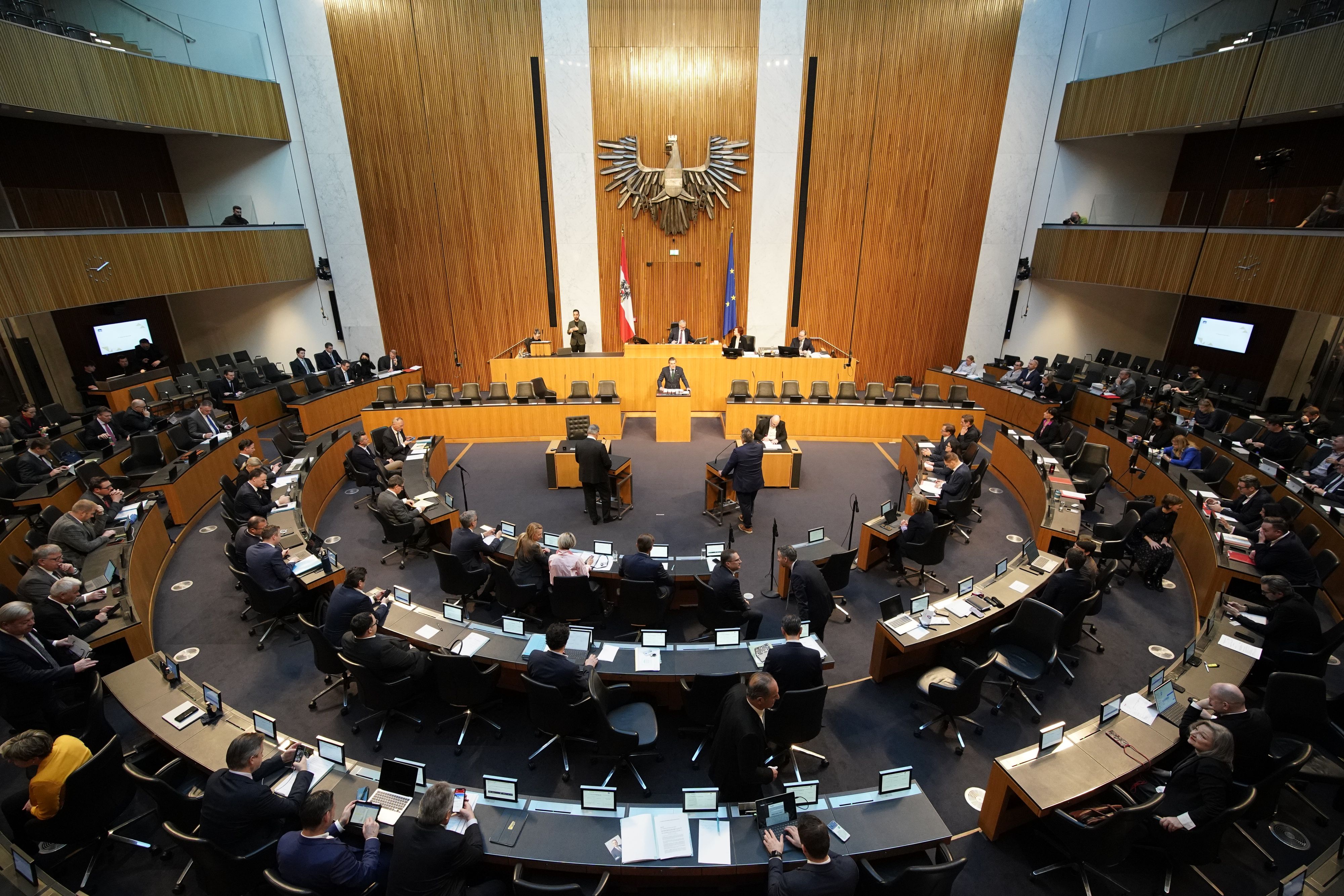 Österreichs Parteien erhalten pro Wahlberechtigtem 52 Eiuro Parteienförderung.