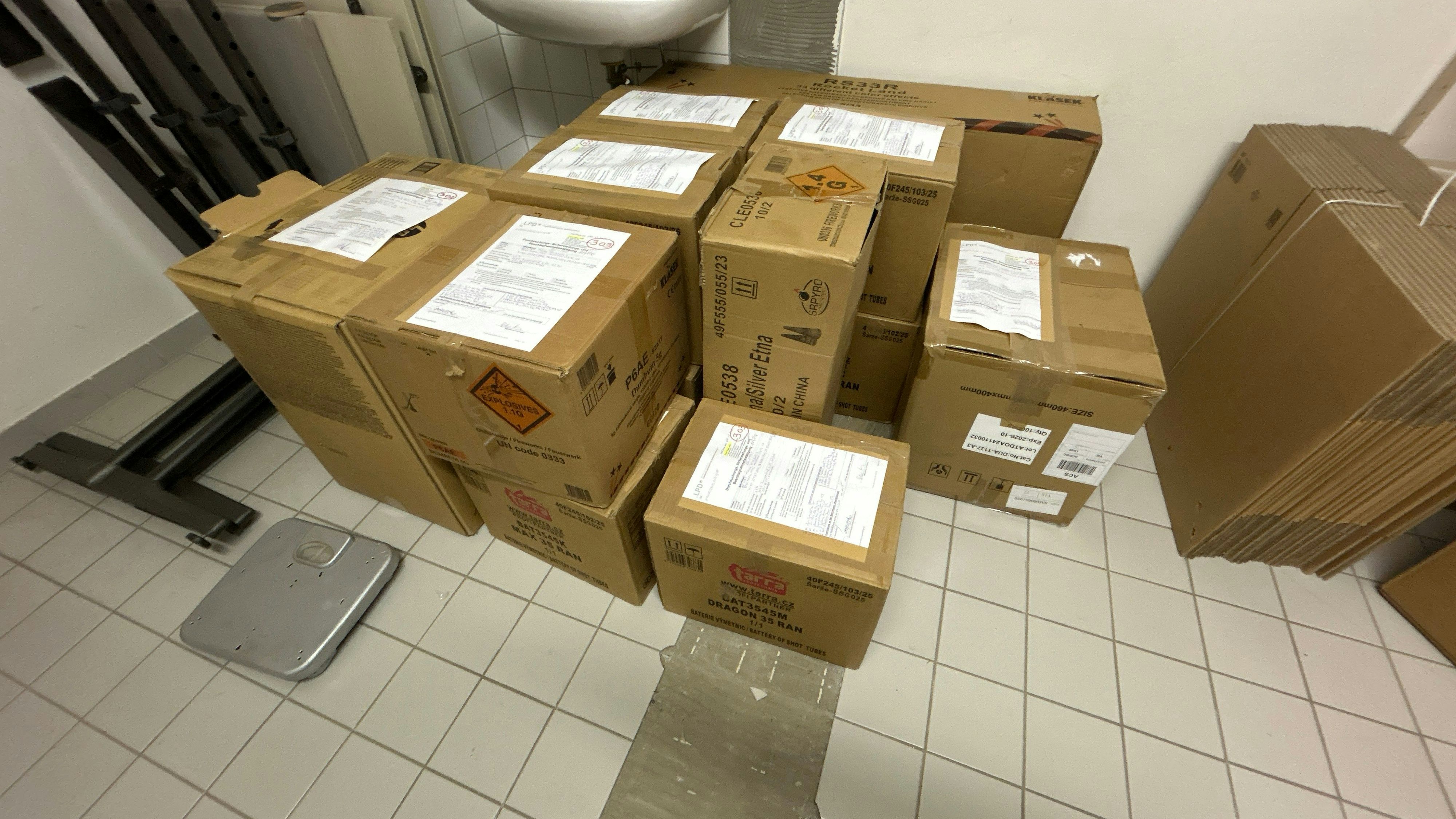 Bei weiteren Kontrollen wurden zusätzliche 1.800 pyrotechnische Gegenstände der Klasse F3 und F4 sichergestellt.