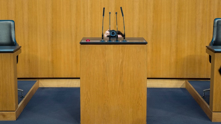 Ein Kanzler, der ging. Ein Kanzler, der kam. Ein Fast-Kanzler, der irgendwo dazwischen stecken blieb. Zwei Altkanzler, die ständig Fast-Kanzler waren: Das politische Jahrbuch 2025 liest sich auch von hinten ziemlich ungebunden. Der Rückblick mit Fotos von Helmut Graf.