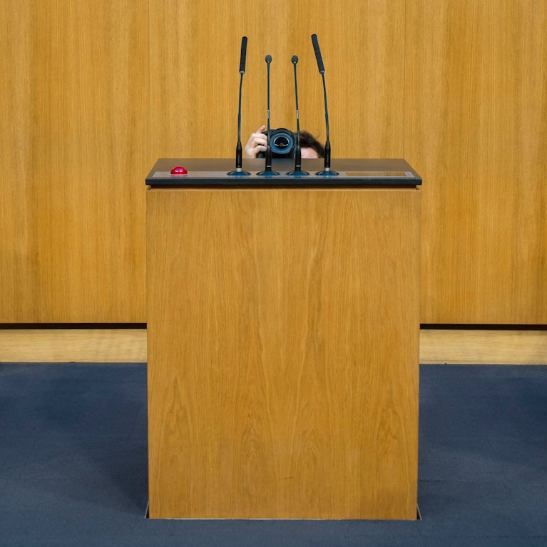 Ein Kanzler, der ging. Ein Kanzler, der kam. Ein Fast-Kanzler, der irgendwo dazwischen stecken blieb. Zwei Altkanzler, die ständig Fast-Kanzler waren: Das politische Jahrbuch 2025 liest sich auch von hinten ziemlich ungebunden. Der Rückblick mit Fotos von Helmut Graf.