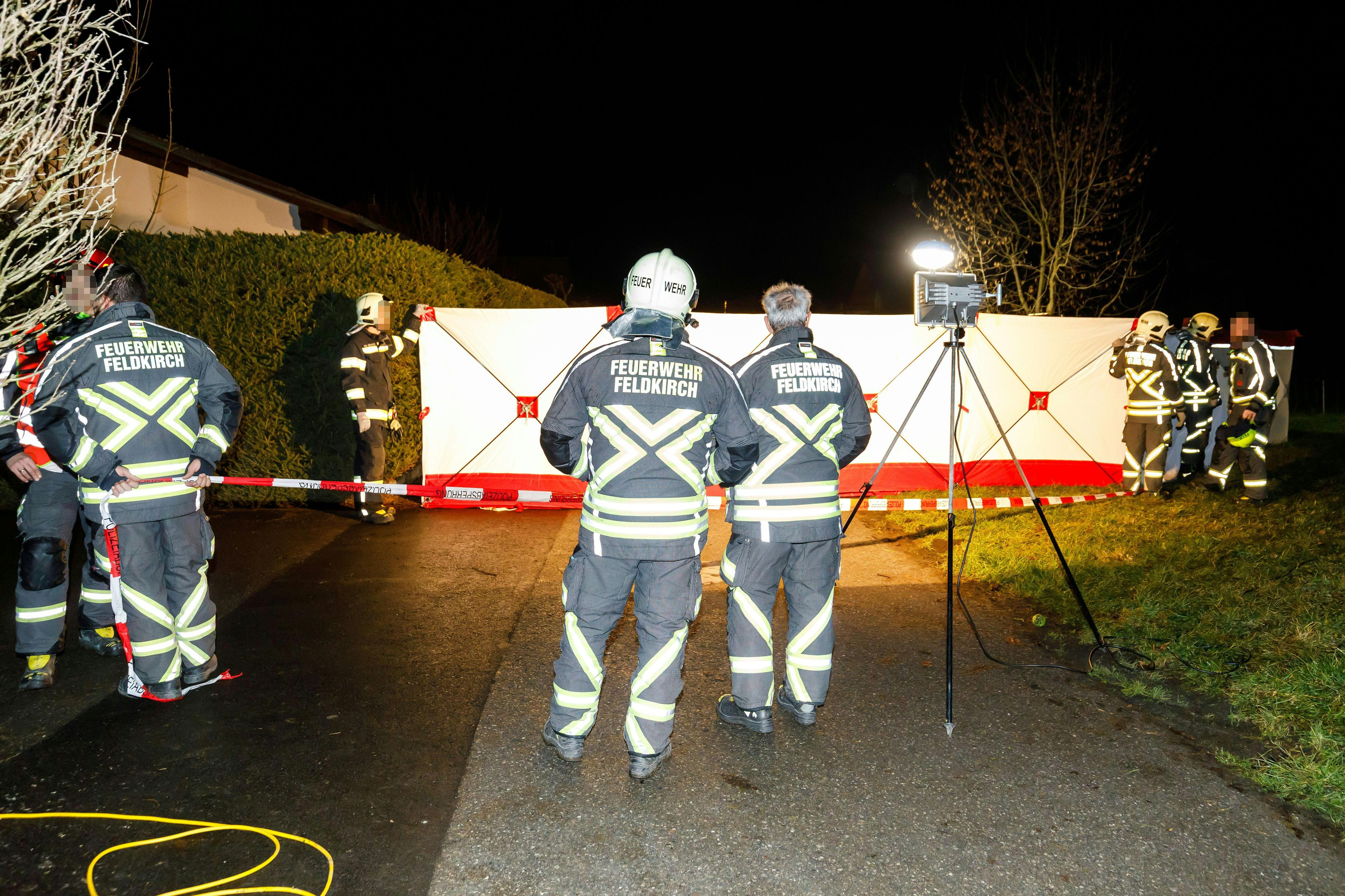 In Feldkirch-Gisingen fielen in einem Wohnhaus mehrere Schüsse.