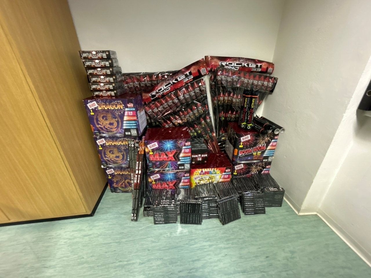 Bei der Anhaltung konnten insgesamt 1464 pyrotechnische Gegenstände beschlagnahmt werden.