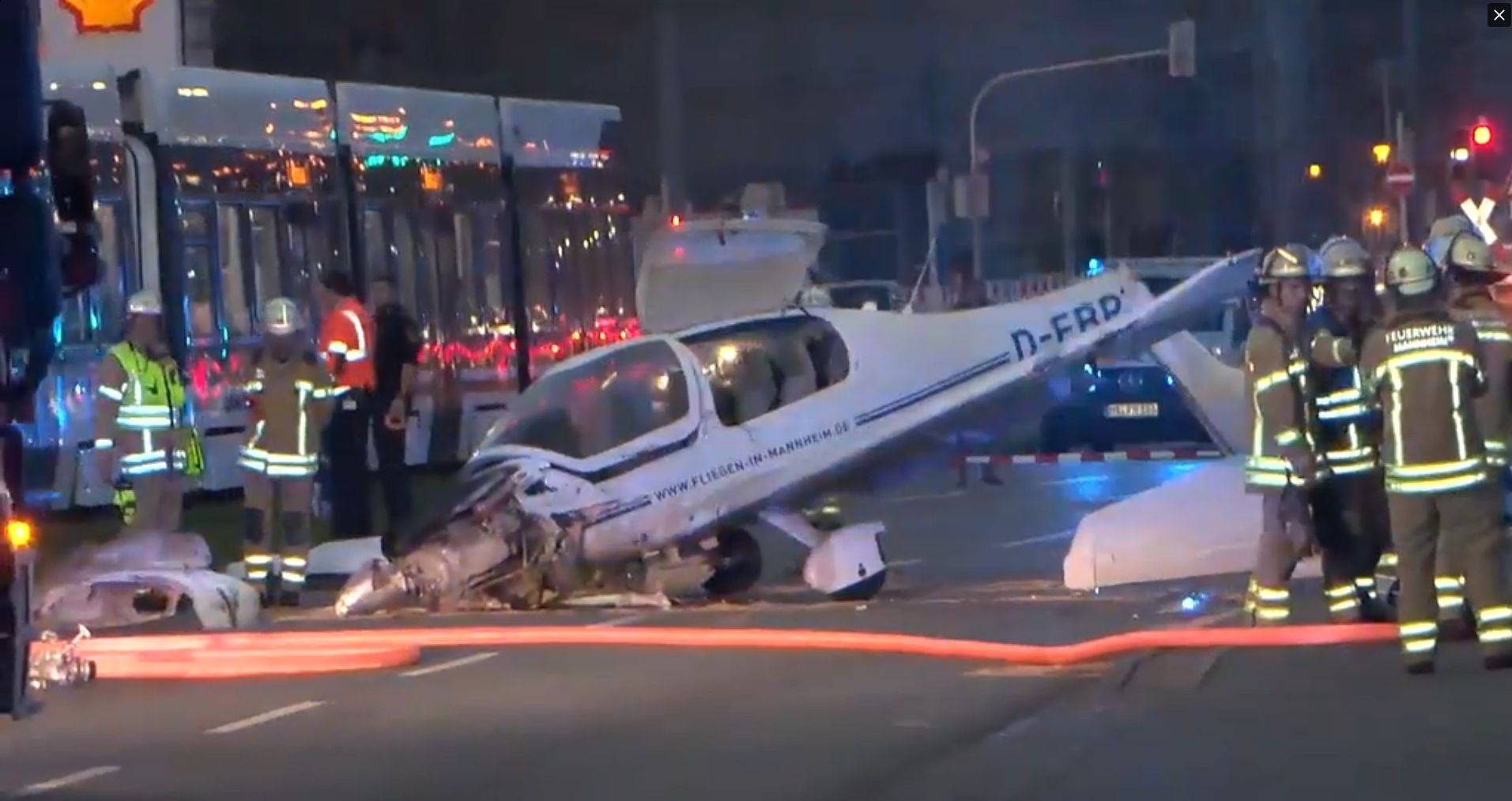 In Mannheim (D) musste am Freitag ein Flugzeug auf der Straße notlanden.