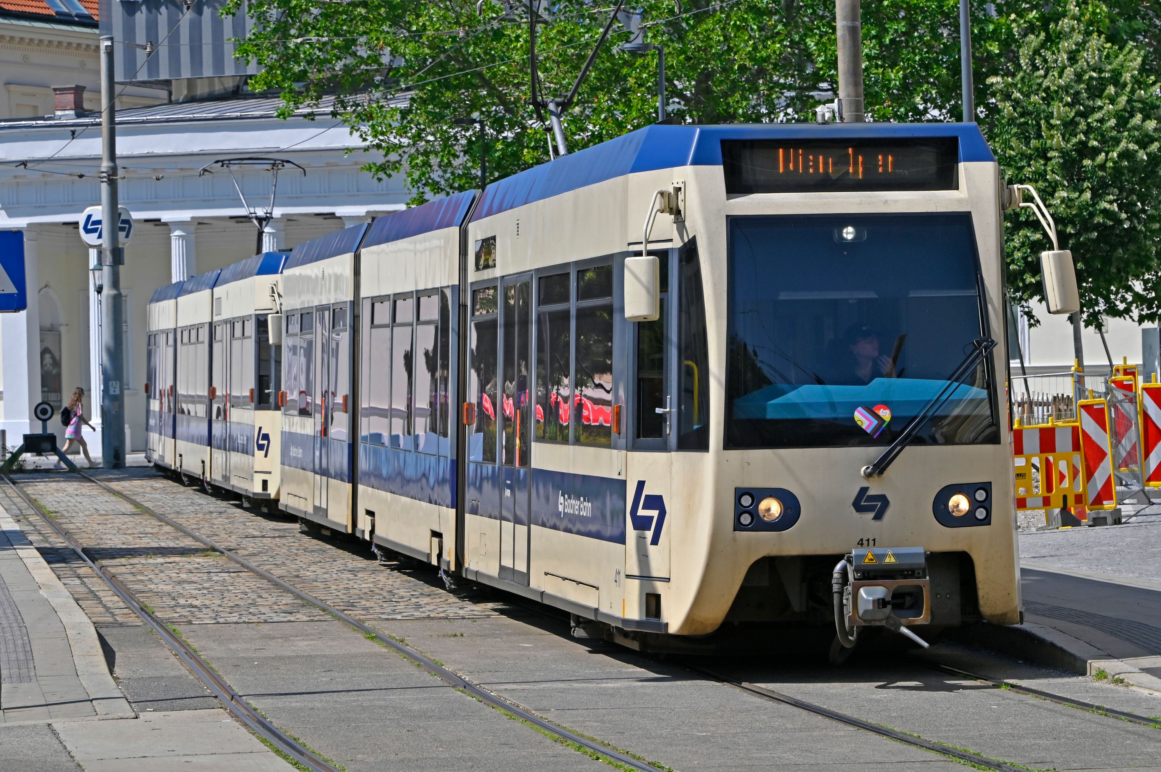 Die junge Wienerin wurde von der Badner Bahn erfasst.