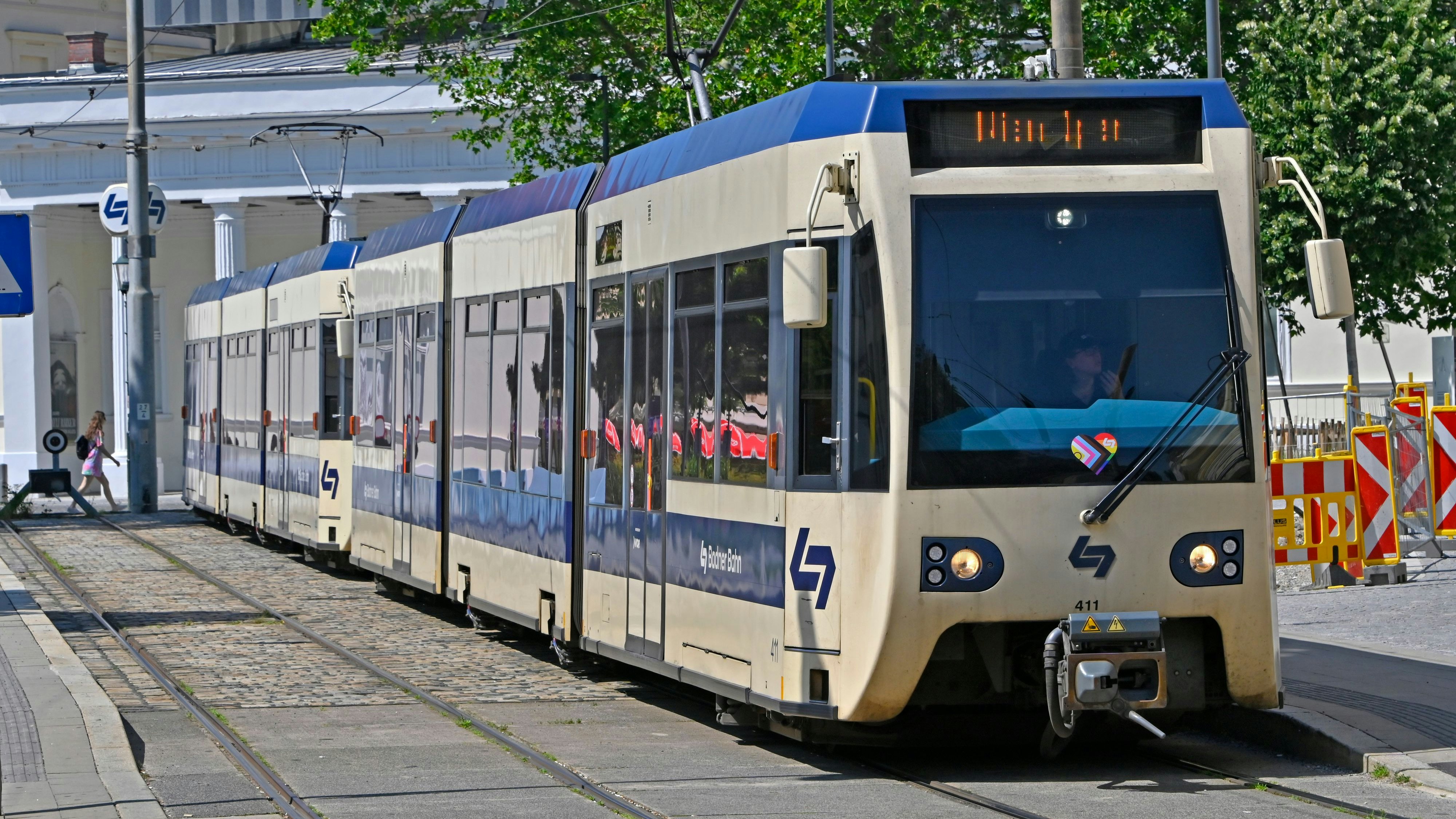 Heute.at - Junge Wienerin (18) von Badner Bahn erfasst