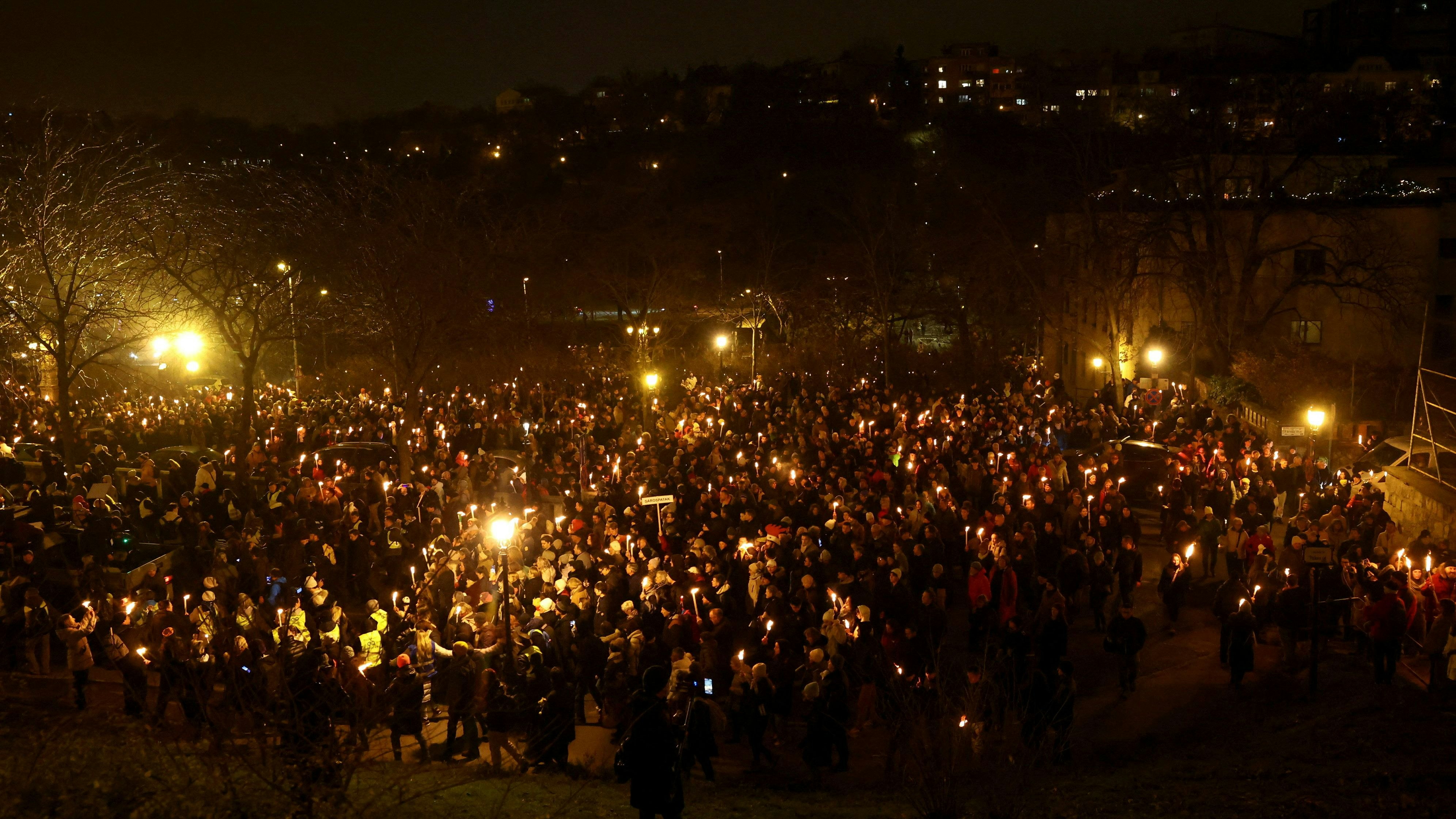 Die Veröffentlichung des Berichts löste in Ungarn Massendemonstrationen gegen die Regierung aus.