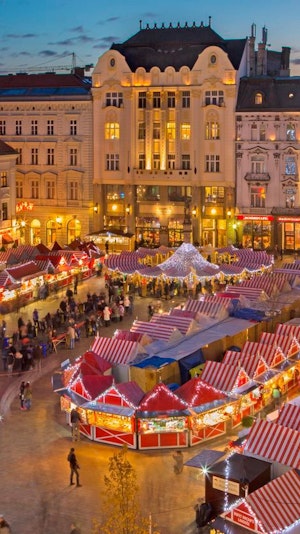 Weihnachtsmärkte Wien: Hohe Punsch-Preise treiben Besucher nach Bratislava. Dort locken günstigere Alternativen und traditionelle Atmosphäre.