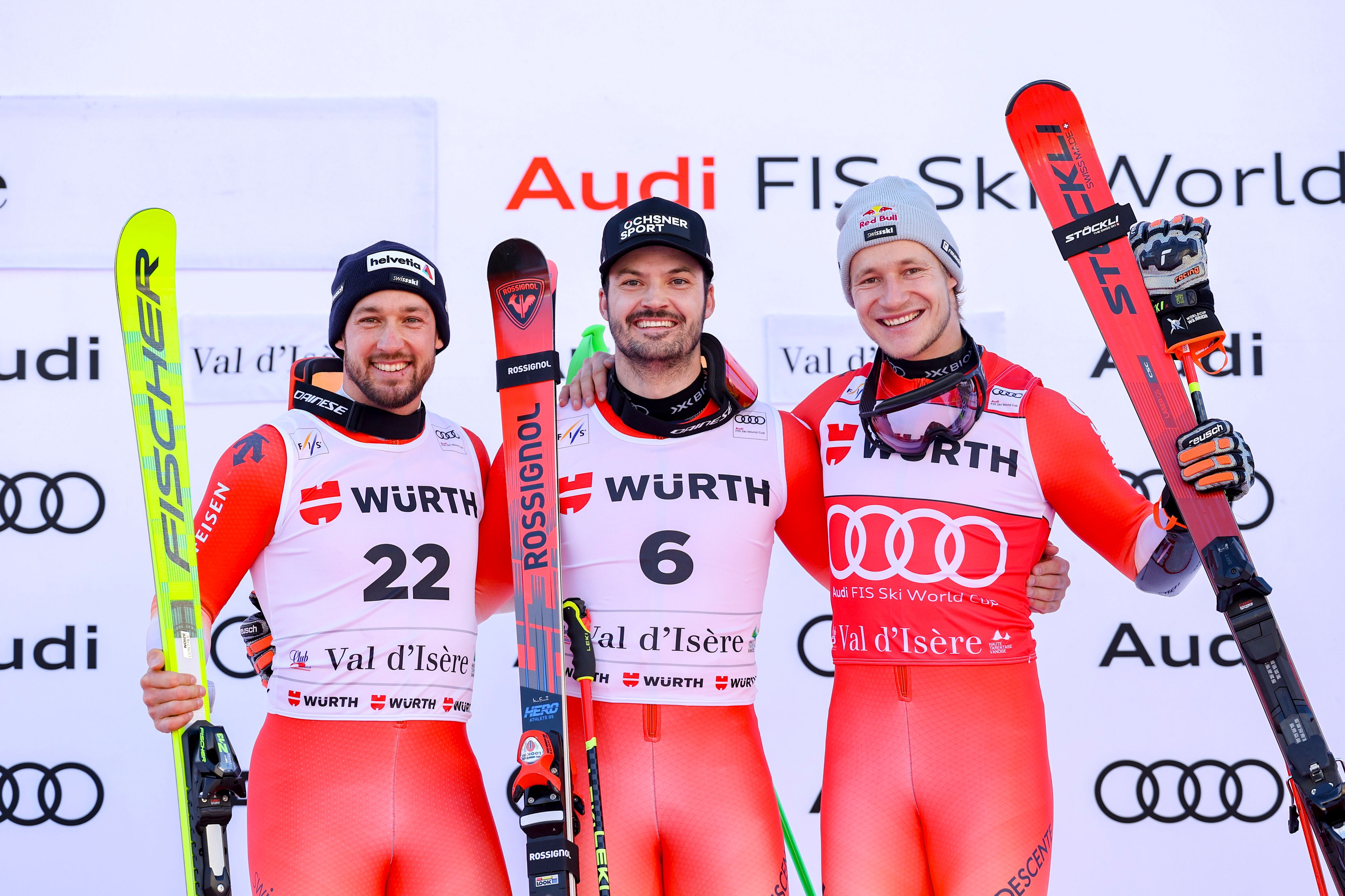 Das Schweizer Siegerstockerl: Loic Meillard (mitte), Luca Aerni (links) und Marco Odermatt (rechts). 
