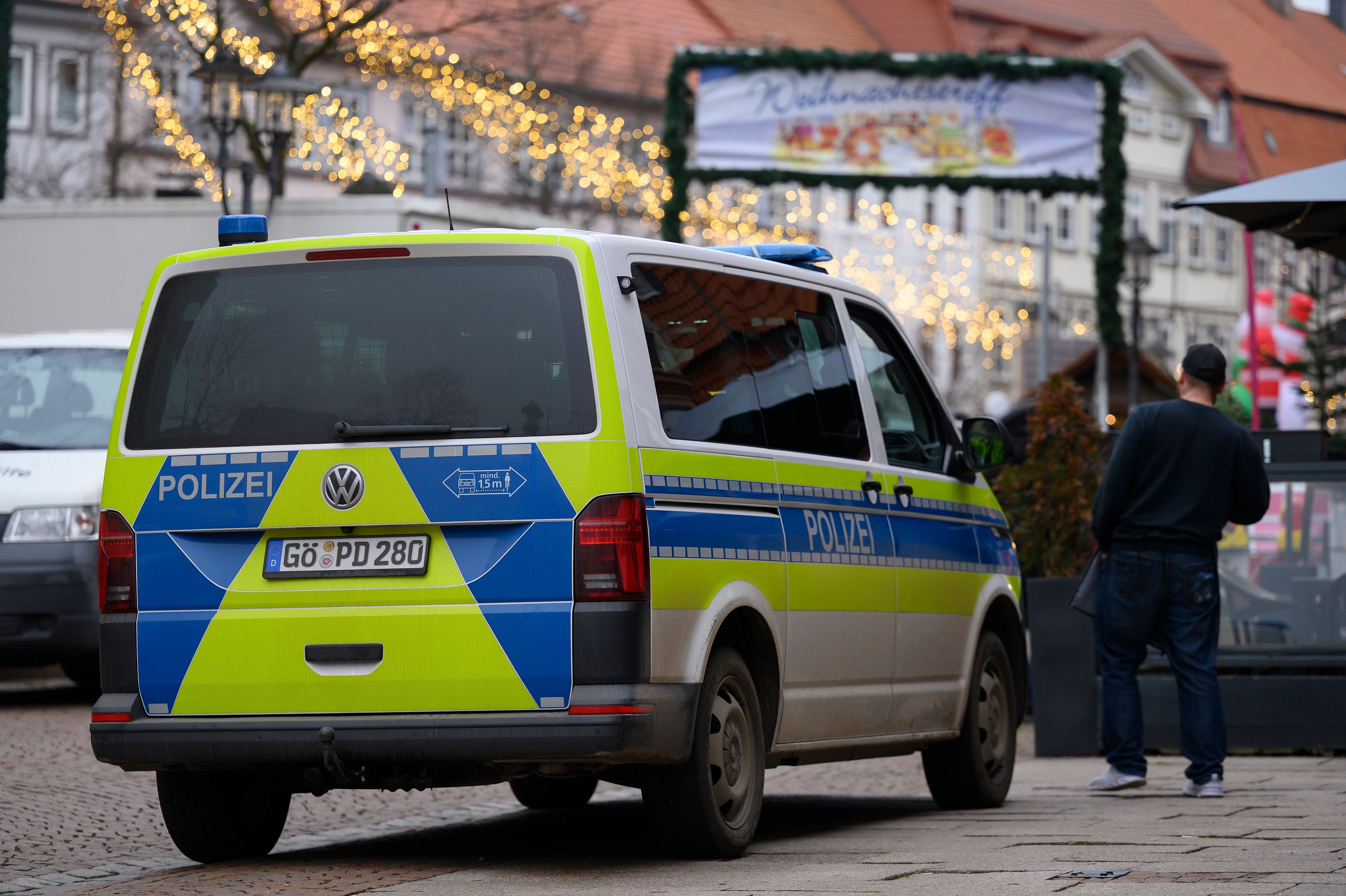 Heute.at - Mann mit Waffe gesehen – Polizei räumt Weihnachtsmarkt