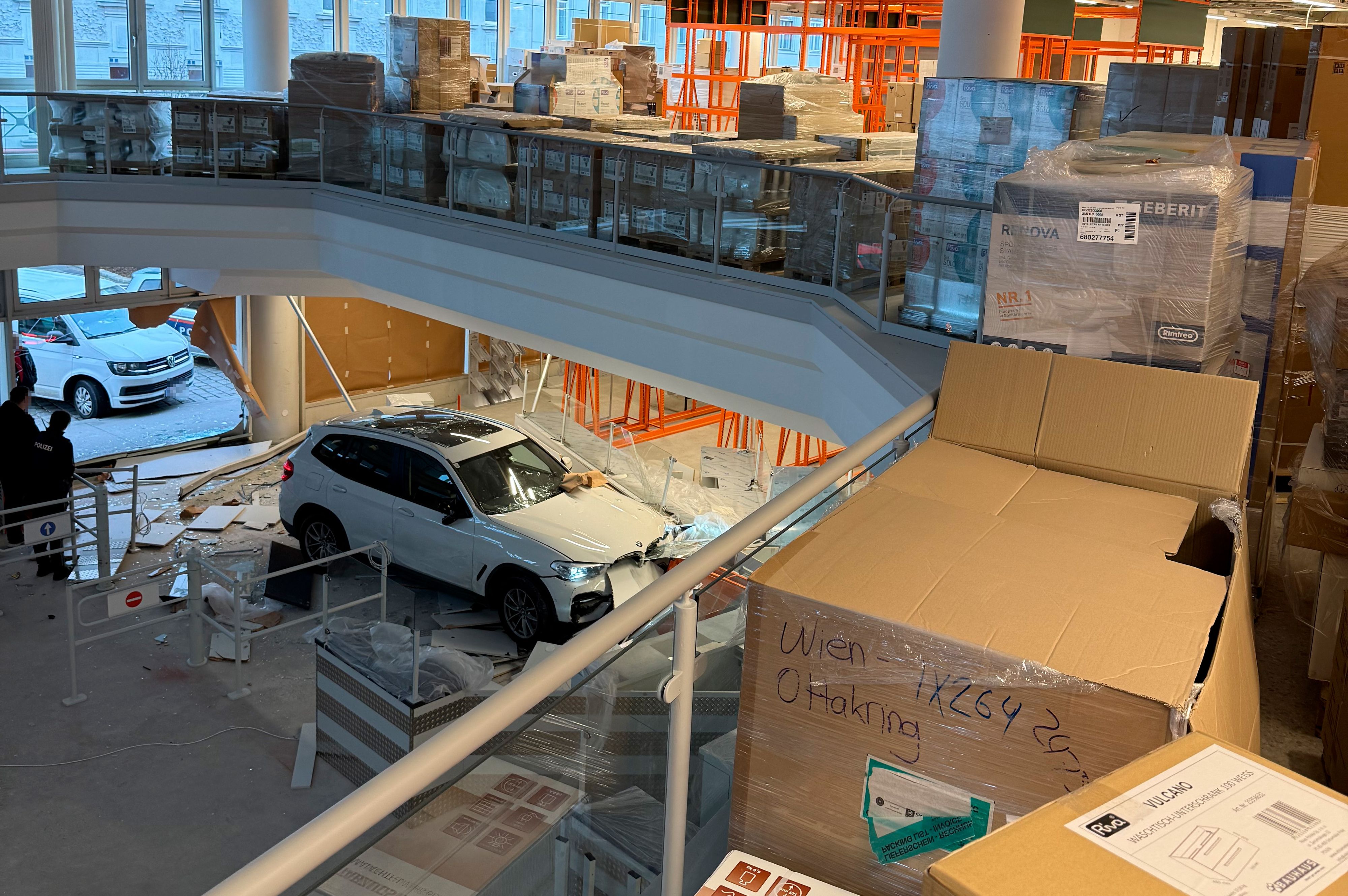 Heute.at - BMW rast durch Glaswand in Wiener Bauhaus-Filiale