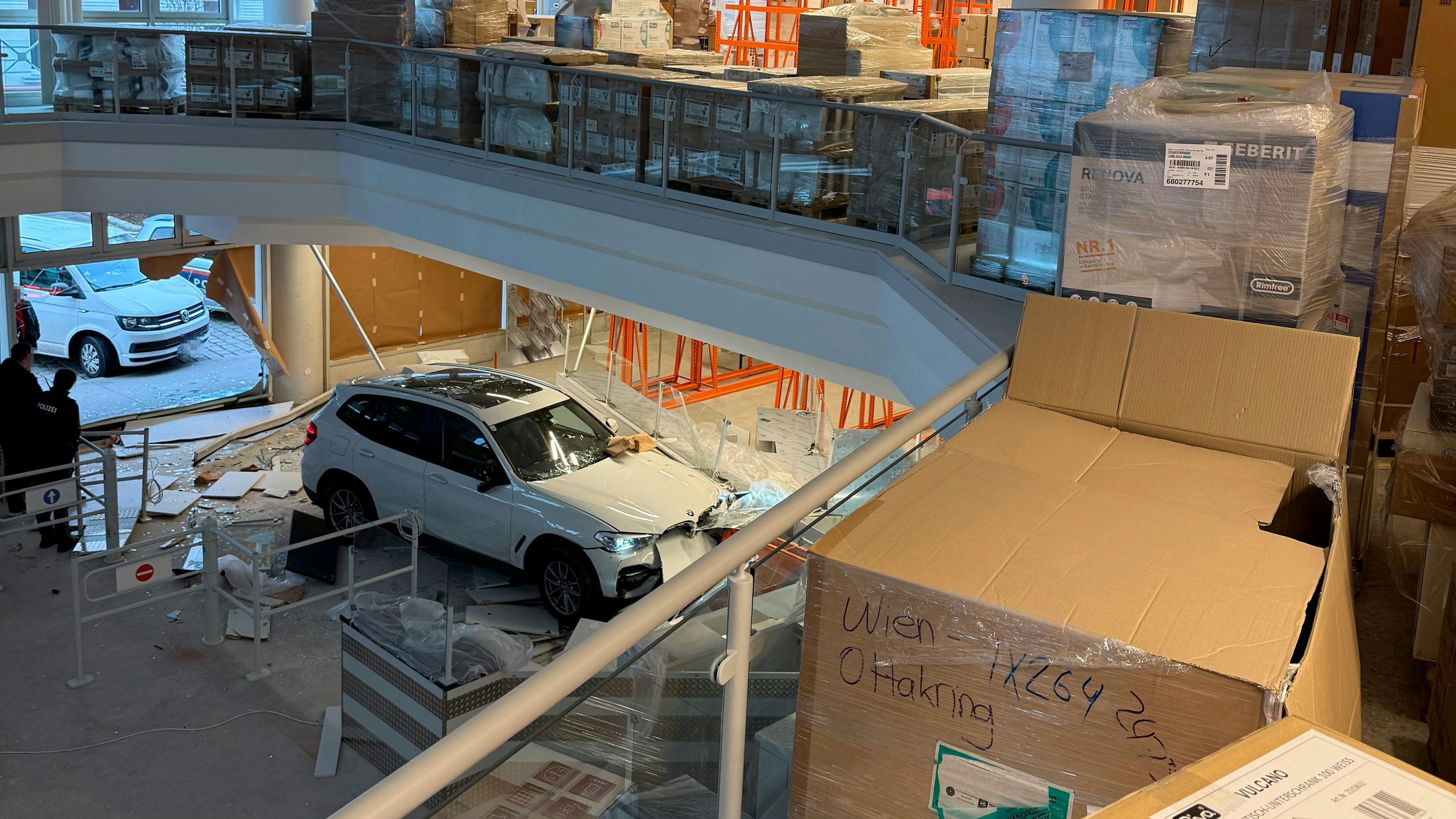 Heute.at - BMW rast durch Glaswand in Wiener Bauhaus-Filiale