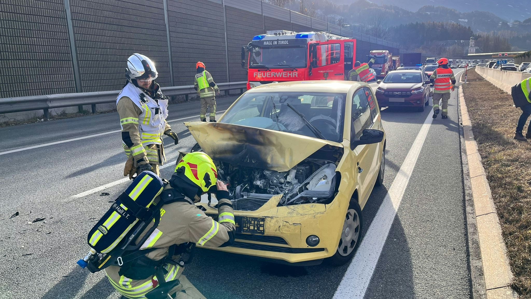 Heute.at - Reifenteile auf Fahrbahn – Schwerer Crash auf der A12