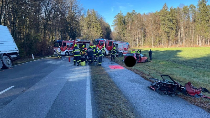 Am Freitag (12. Dezember) hat sich in St. Peter im Sulmtal (Bezirk Deutschlandsberg) ein tödlicher Unfall ereignet. Ein Pkw und ein Lkw sind frontal zusammengestoßen.