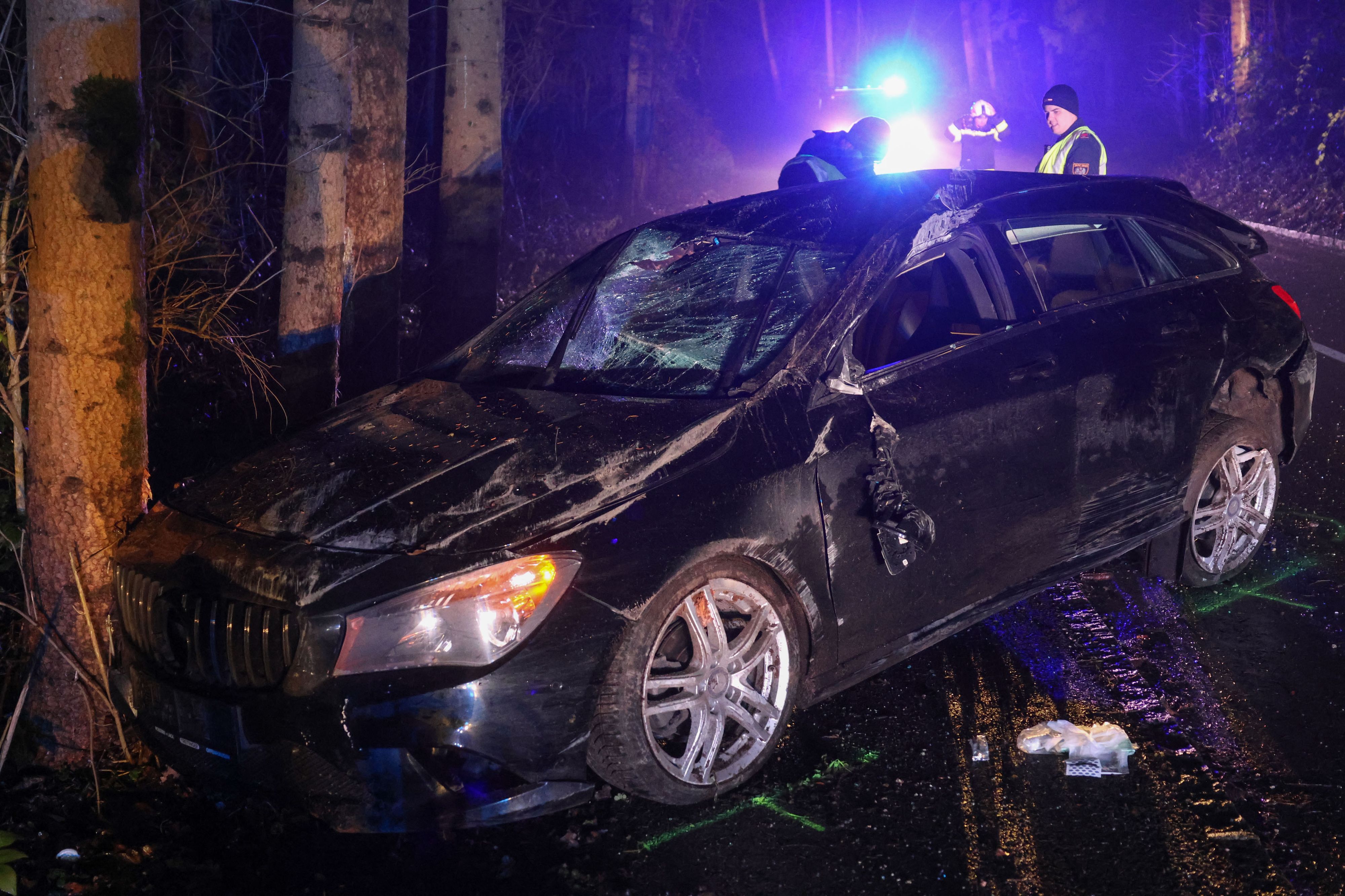 Heute.at - Mercedes-Lenker kracht in Bäume und überschlägt sich