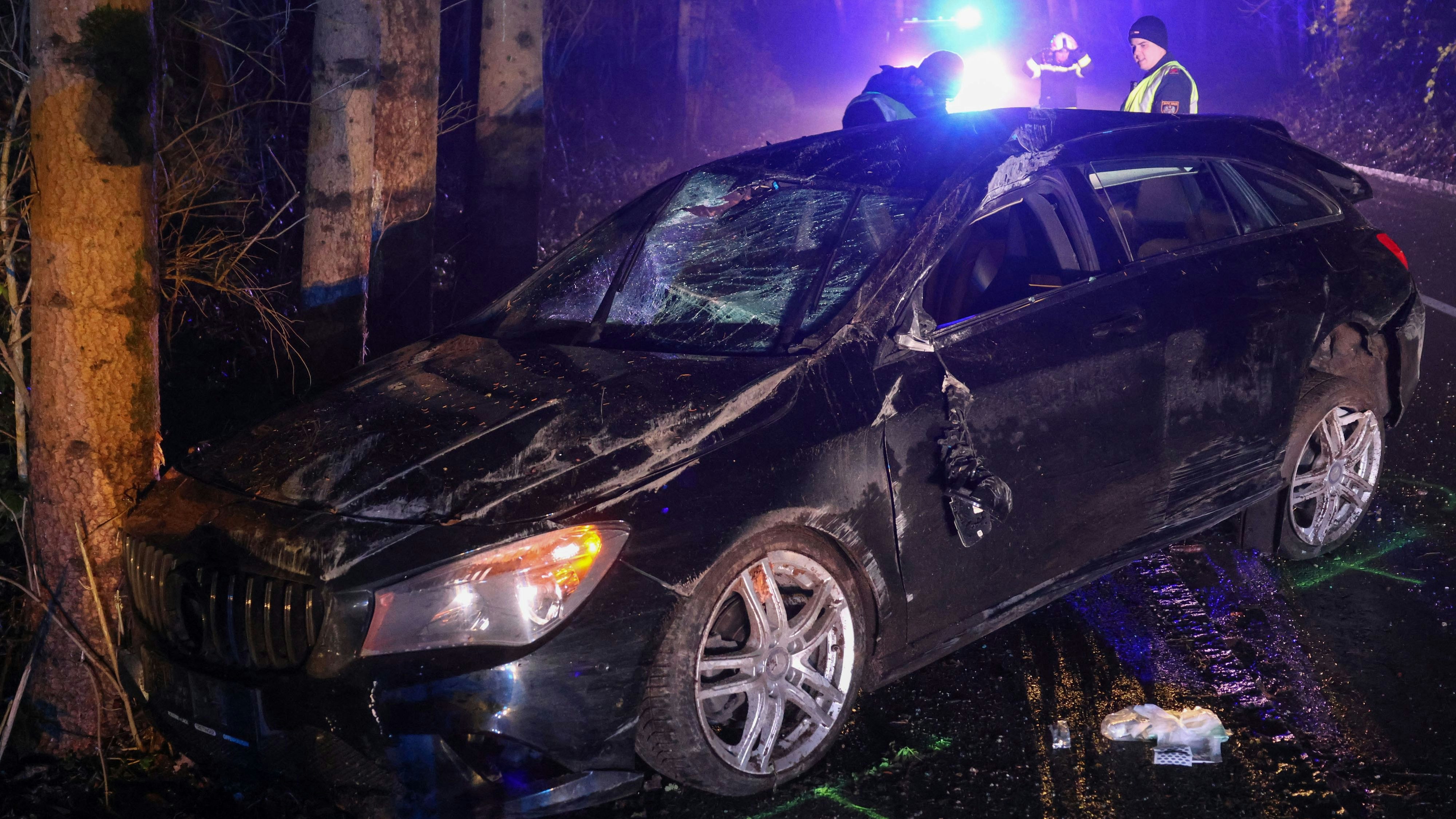 Heute.at - Mercedes-Lenker kracht in Bäume und überschlägt sich