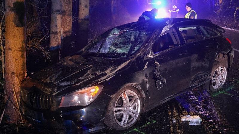 In Kematen am Innbach (Bezirk Grieskirchen) hat in der Nacht auf Samstag ein Autolenker aus noch unbekannten Gründen die Kontrolle über sein Fahrzeug verloren. Der Mercedes krachte gegen mehrere Bäume und überschlug sich.