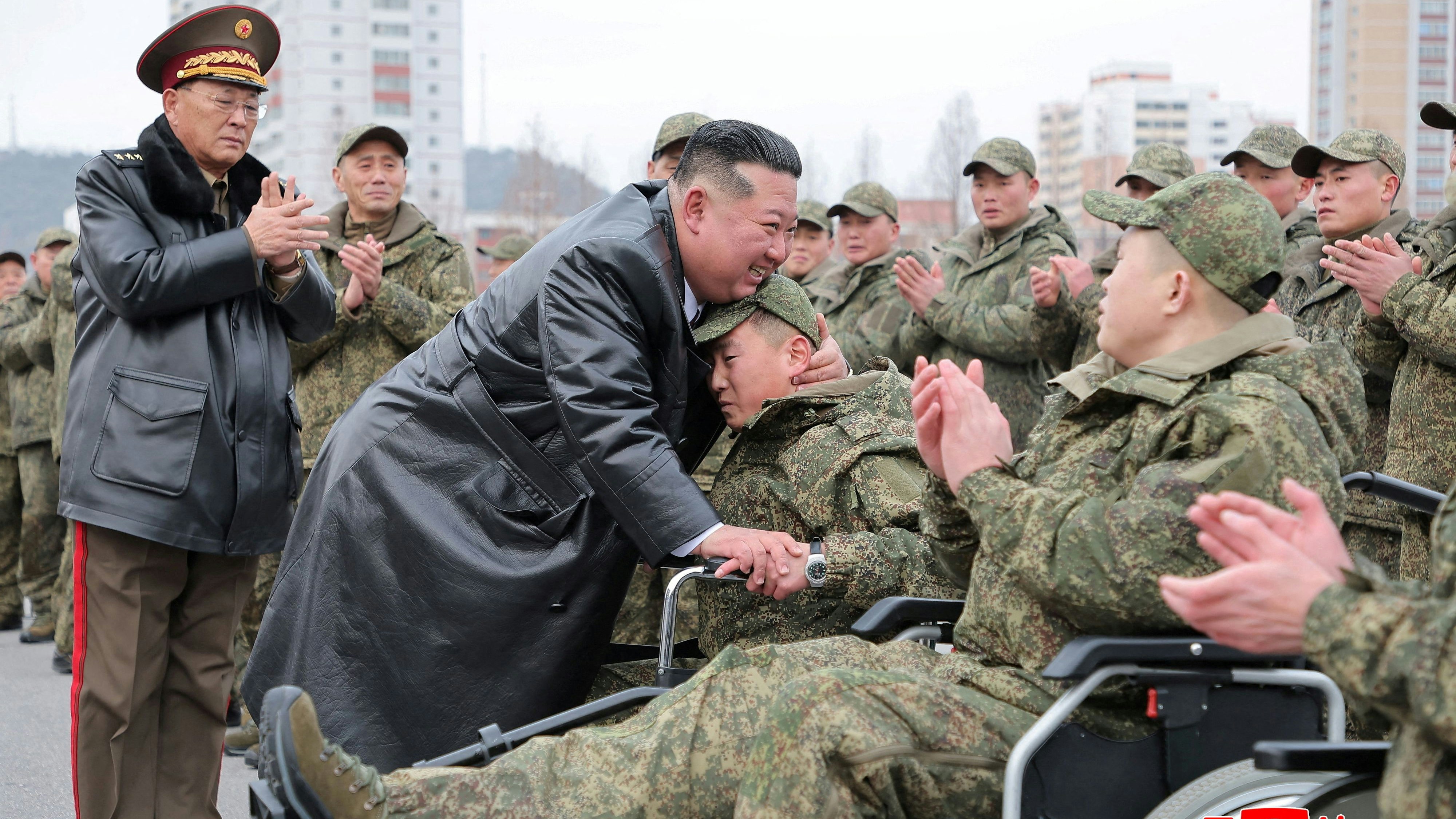 Verwundete Soldaten im "Auslandseinsatz" werden von Nordkoreas Machthaber Kim Jong Un begrüßt.