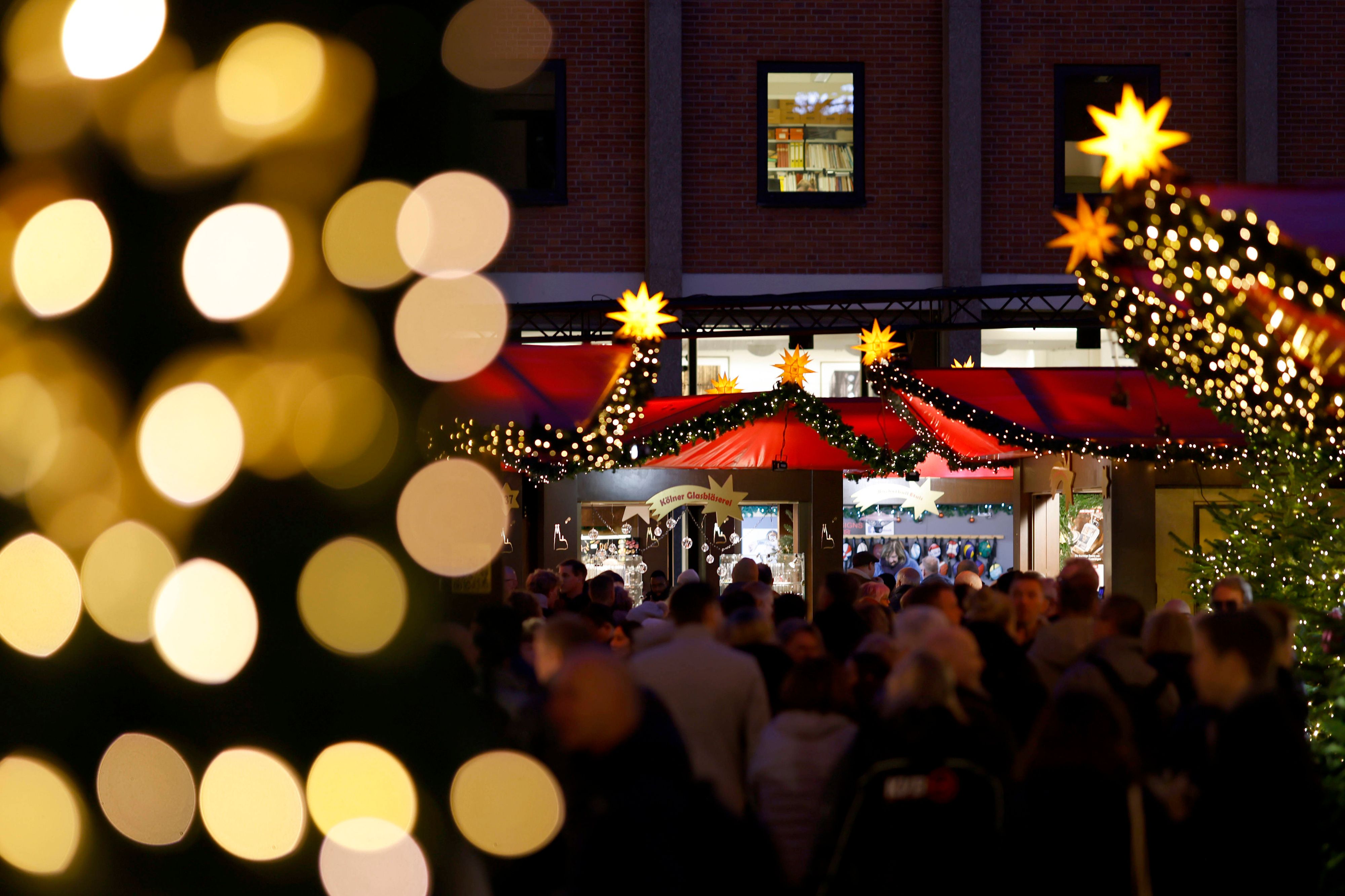 Sicherheitskräfte nahmen demnach fünf Männer fest, denen vorgeworfen wird, einen schweren Angriff auf einen lokalen Weihnachtsmarkt geplant zu haben.
