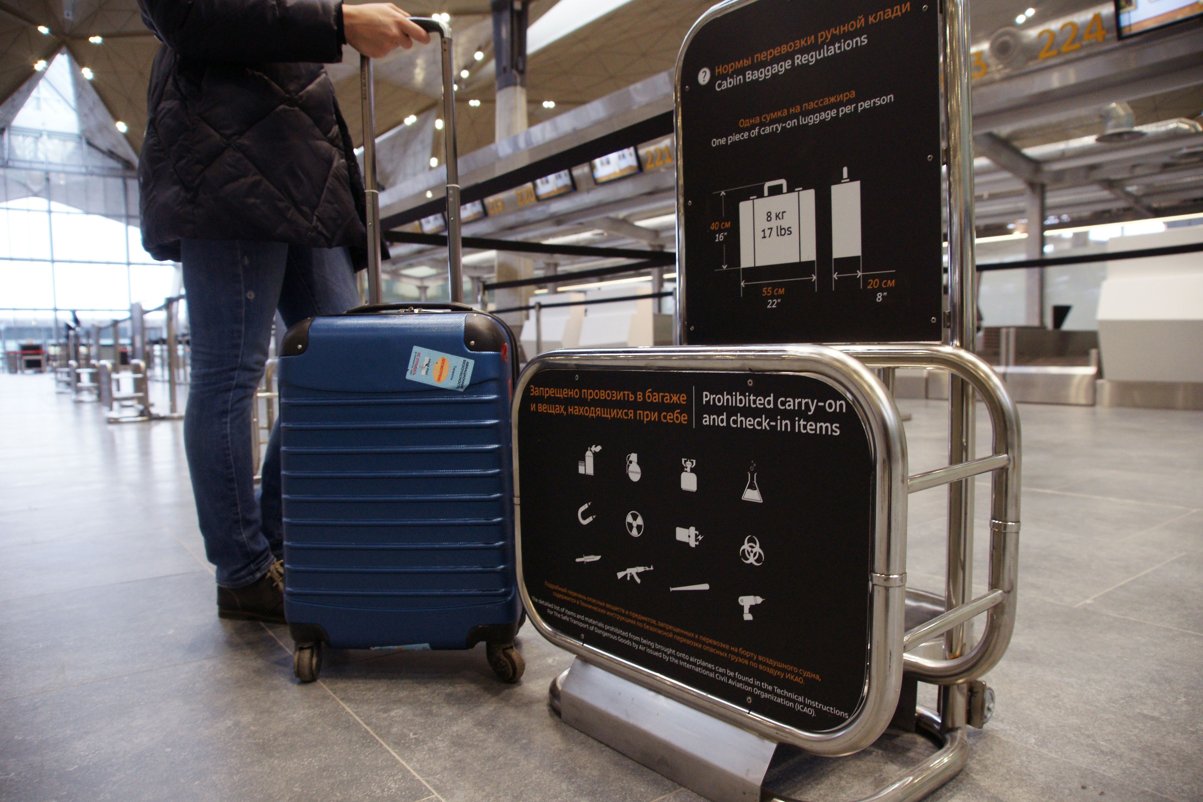 Um eine Gebühr zu vermeiden, riss ein Passagier die Rollen an seinem Koffer ab.