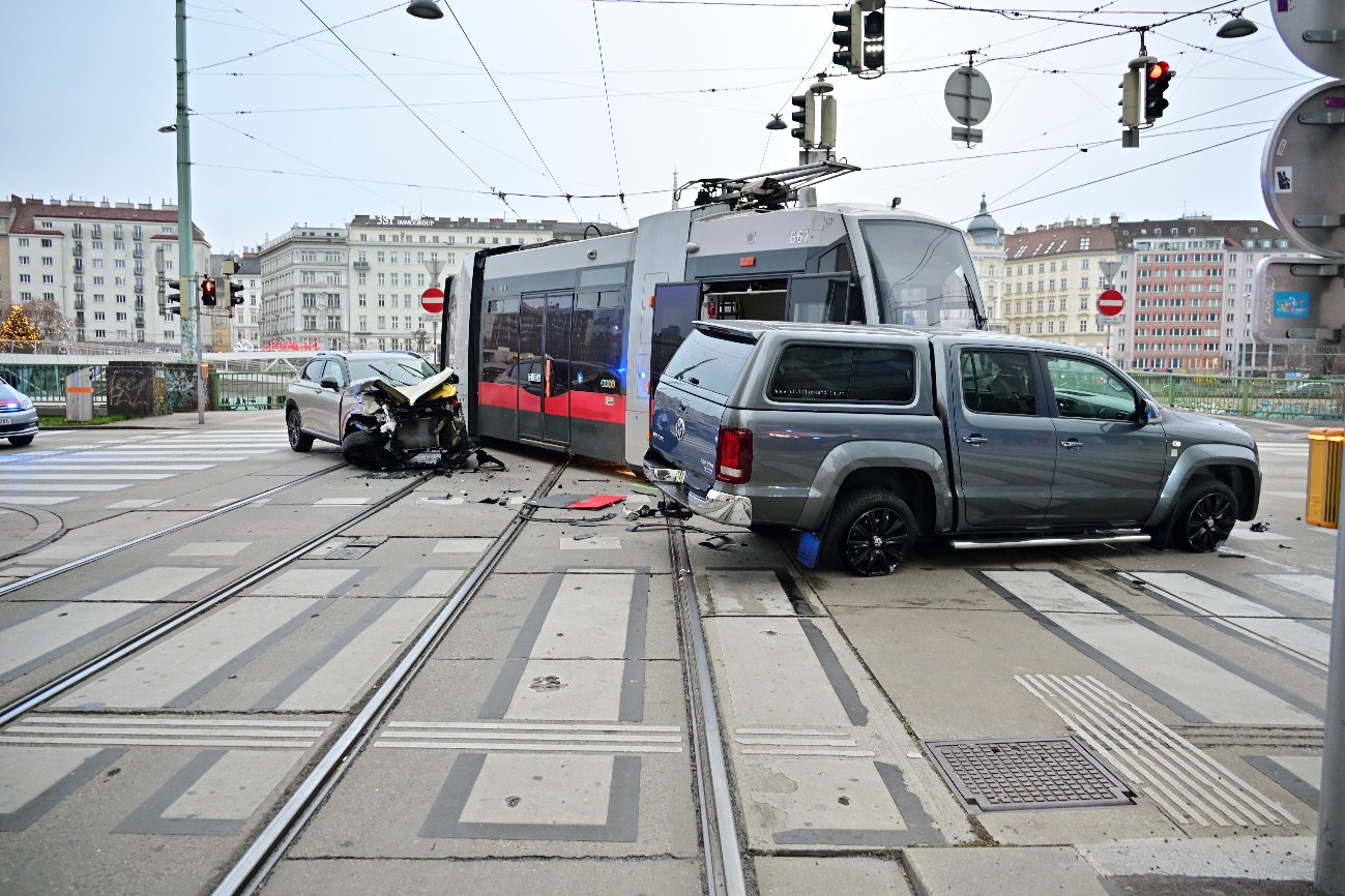 Heute.at - Straßenbahn entgleist und kracht in zwei Autos