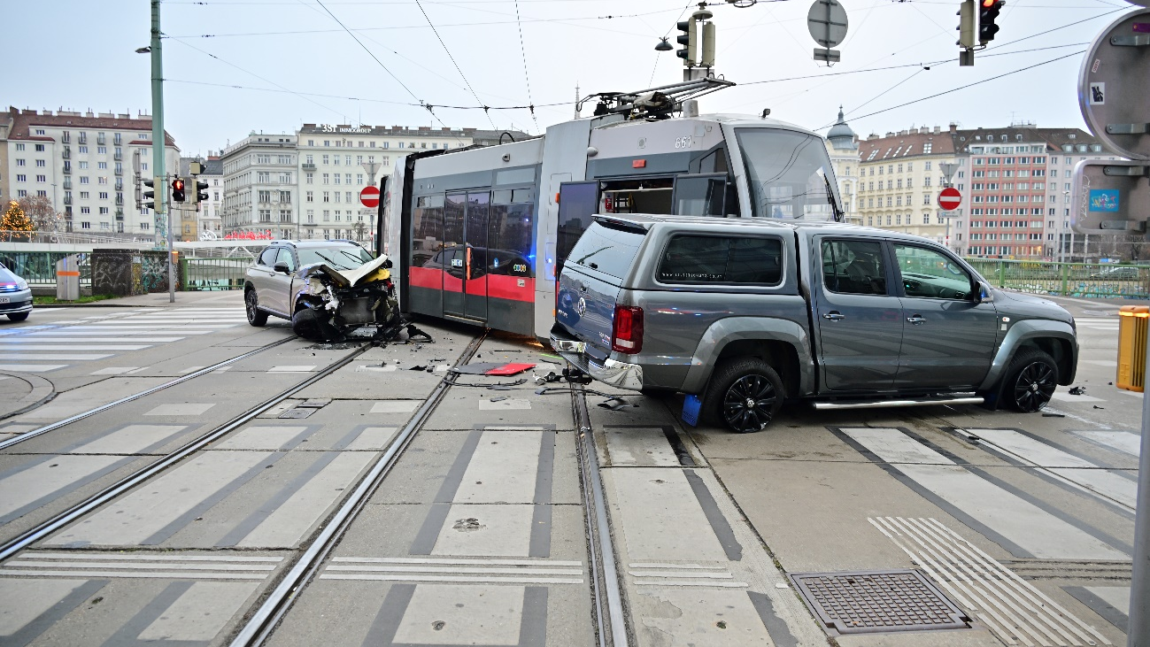 Heute.at - Straßenbahn entgleist und kracht in zwei Autos