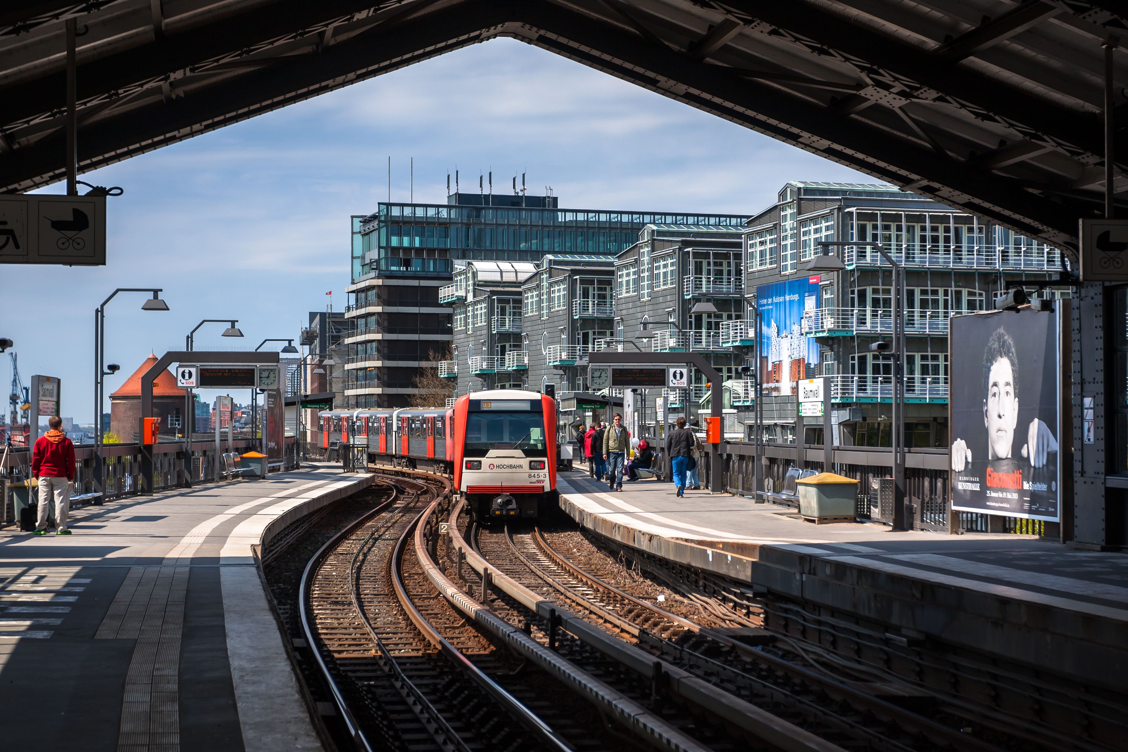 Die Polizei hat sofort reagiert und den Abschnitt zwischen dem Bahnhof Harburg und der S-Bahnstation Harburg Rathaus gesperrt.