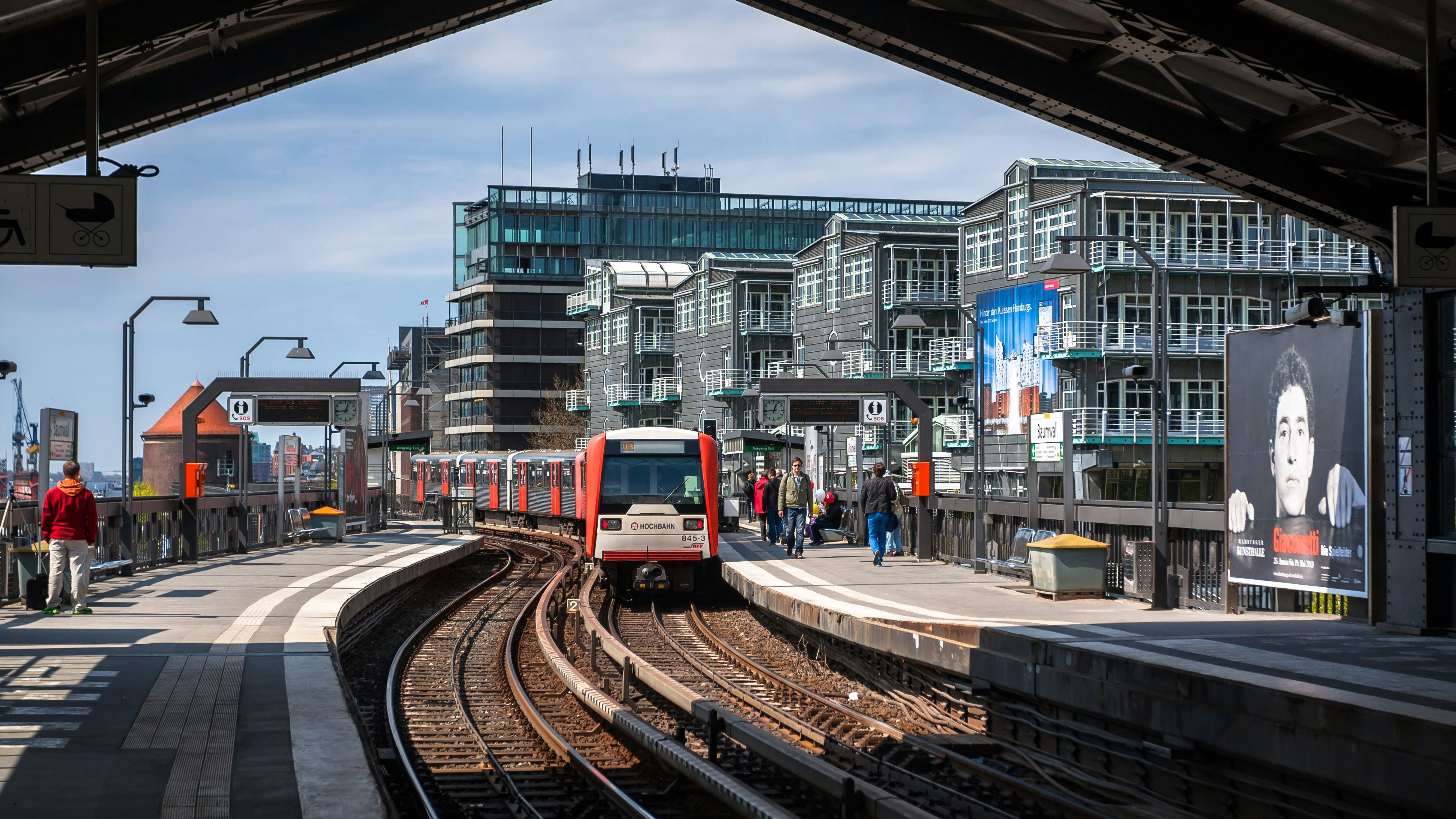 Heute.at - Frau läuft durch S-Bahn-Tunnel – Strecke gesperrt